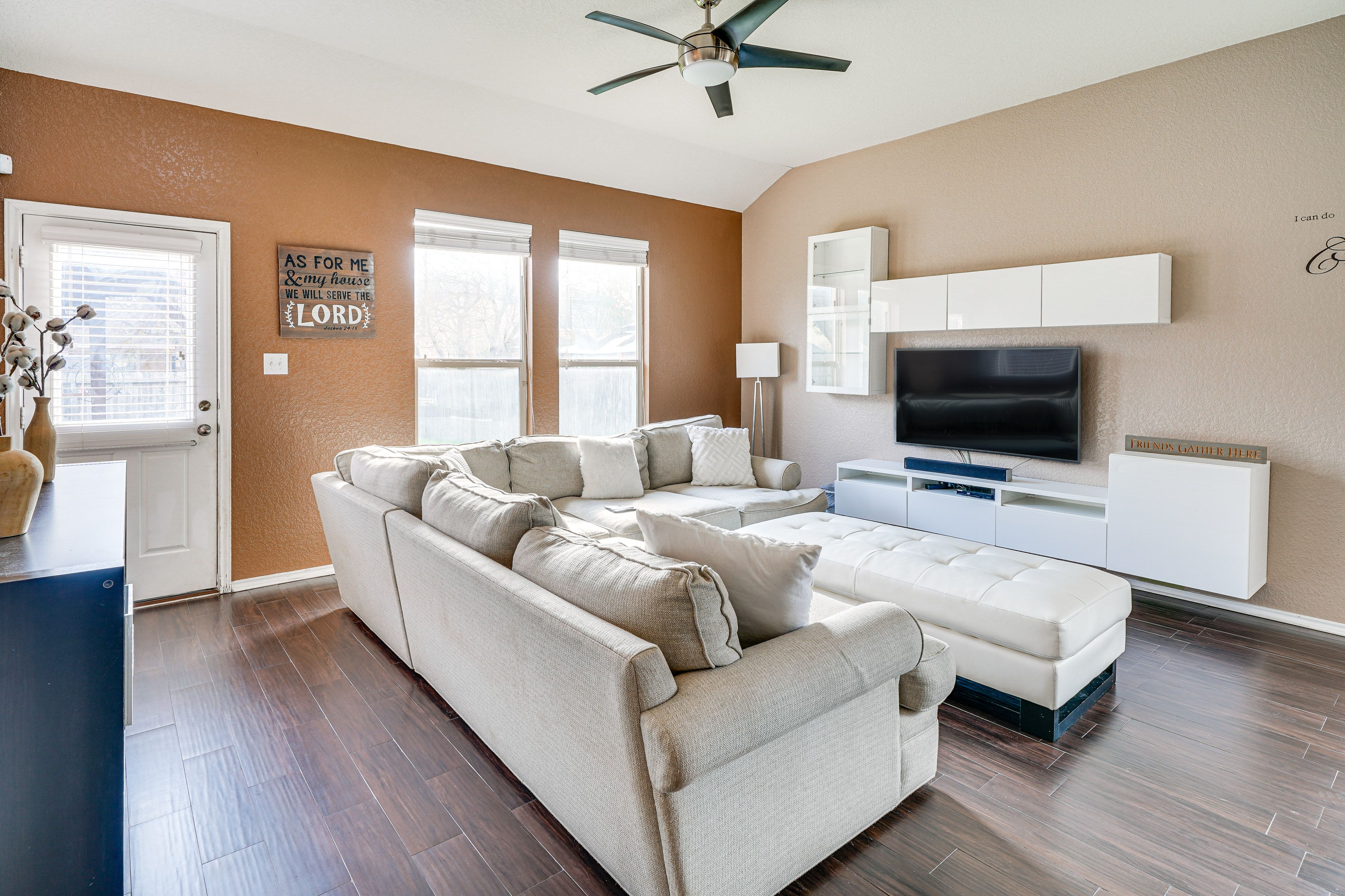 Living Room | Flat-Screen TV | Board Games | 1st Floor