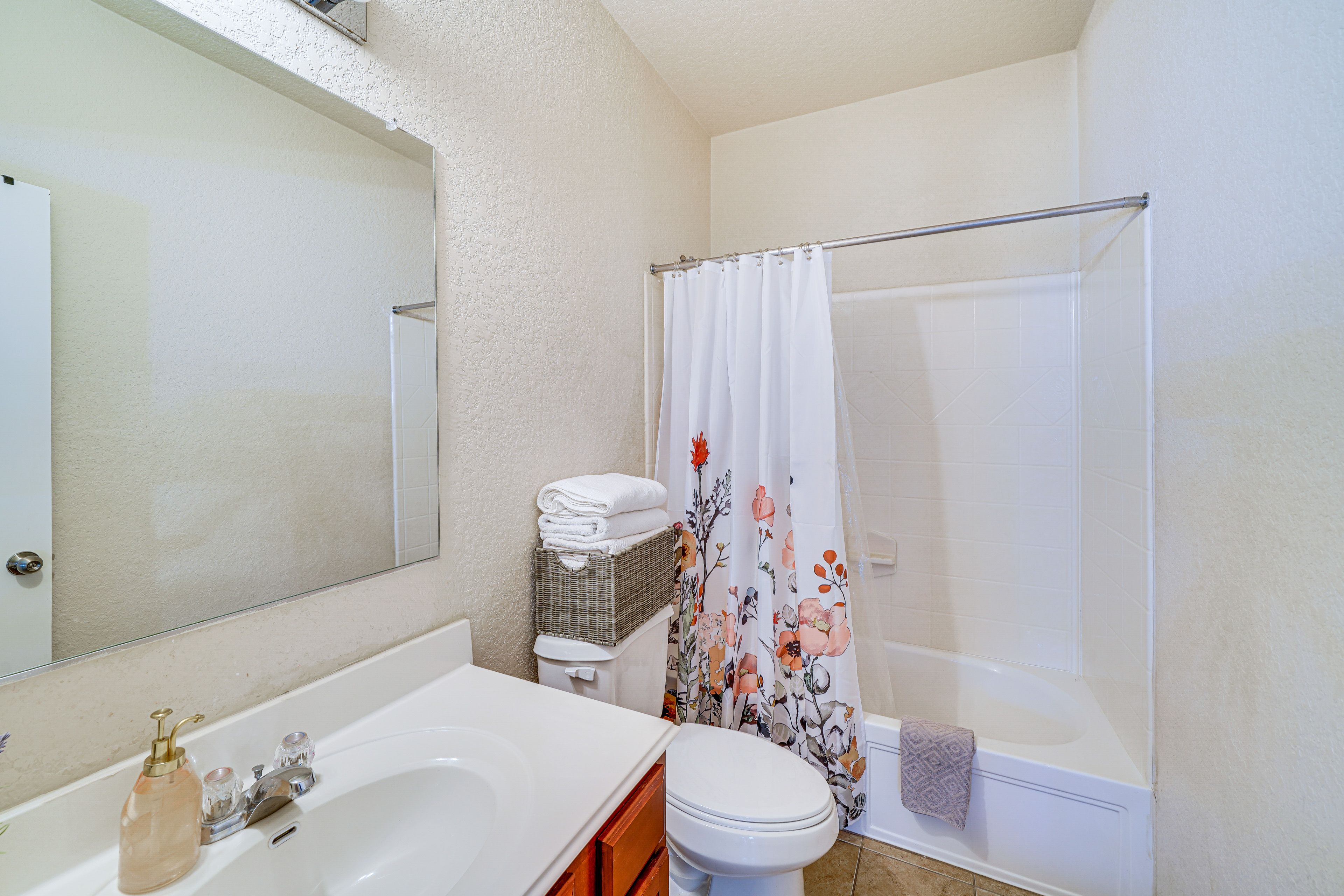 Full Bathroom | Towels Provided | 2nd Floor
