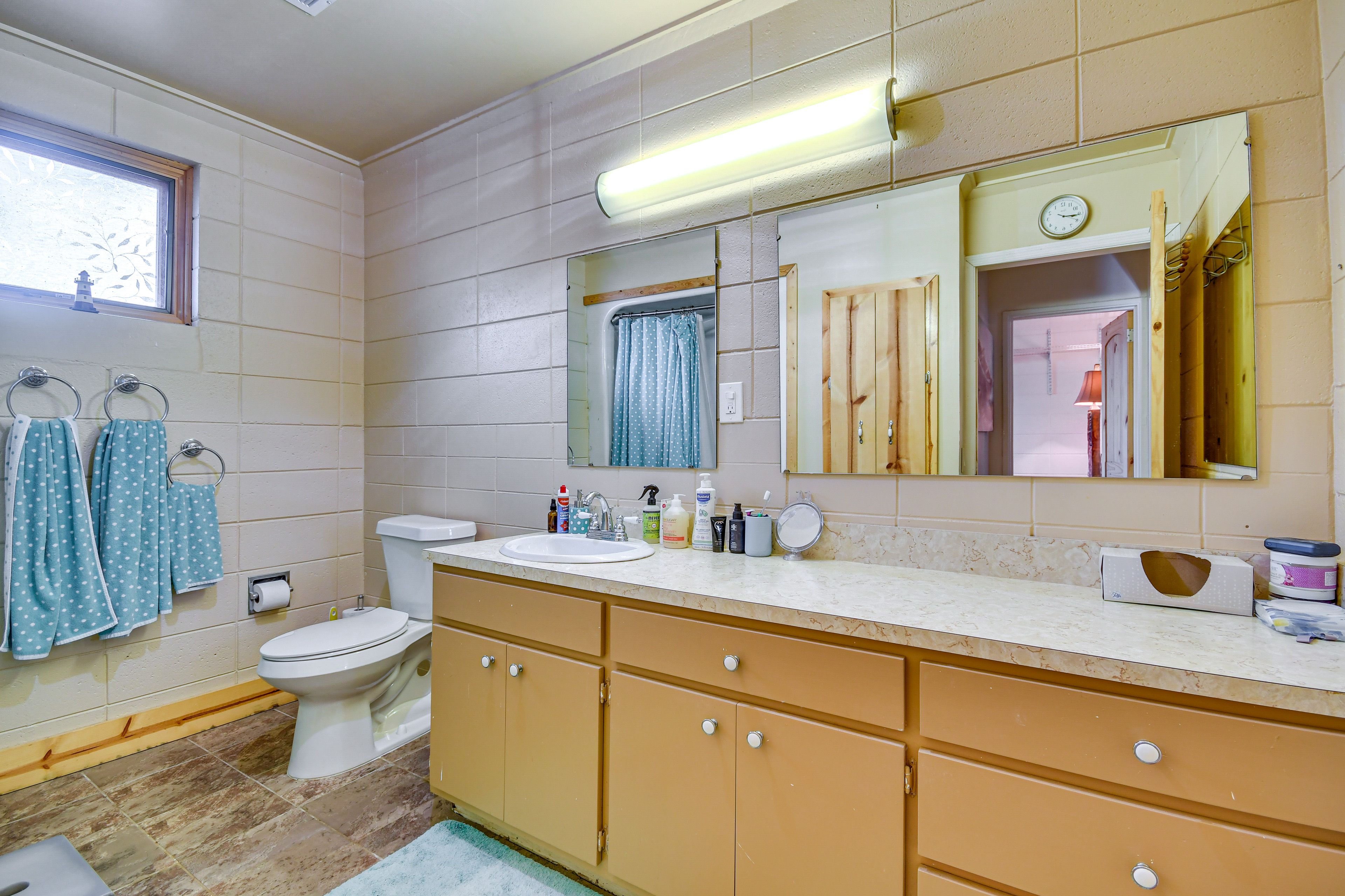 Full Bathroom | Complimentary Toiletries | Towels Provided
