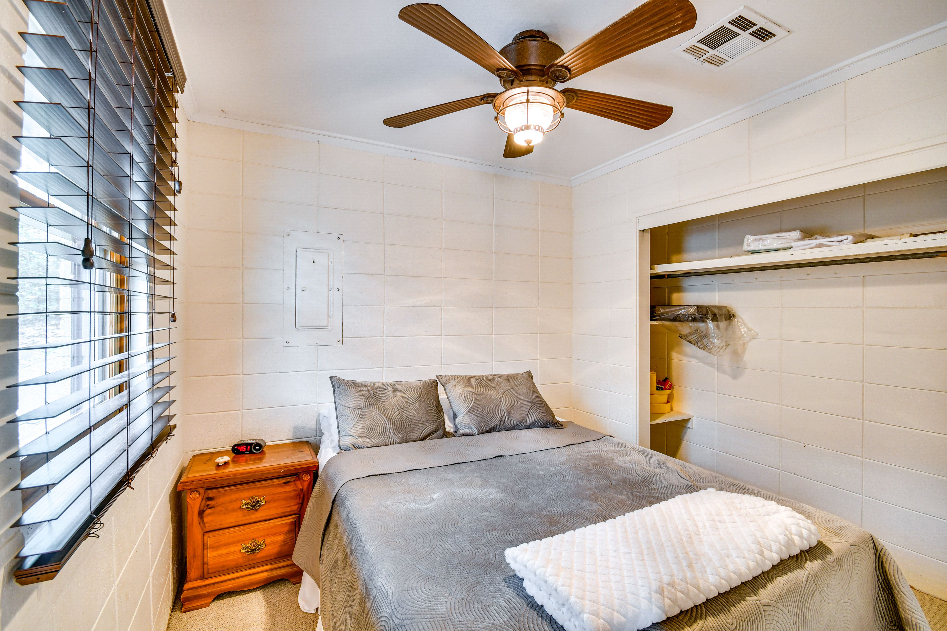 Bedroom 3 | Queen Bed