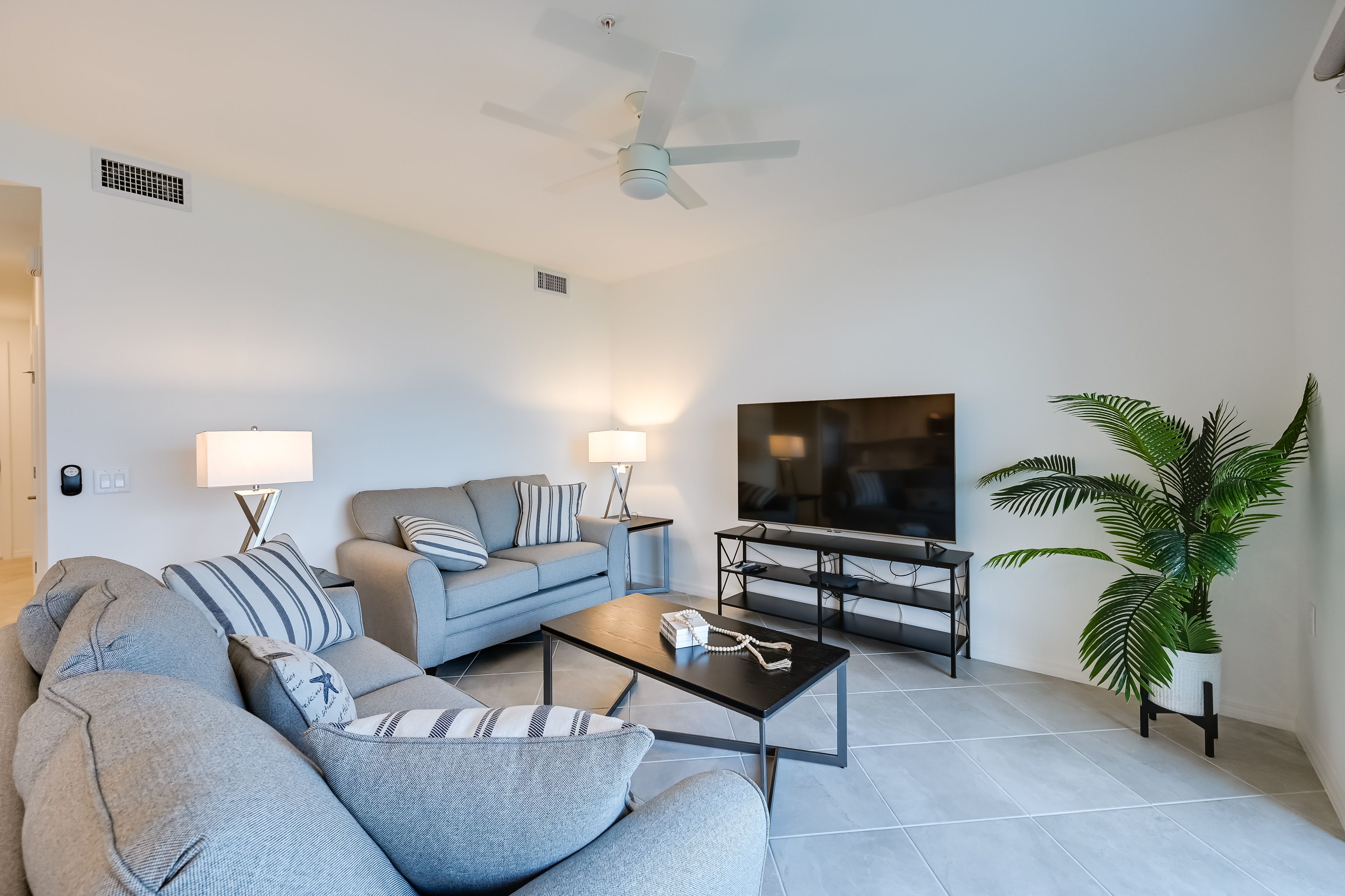 Living Room | Free WiFi | Smart TV | Central Heating & A/C | Queen Sleeper Sofa
