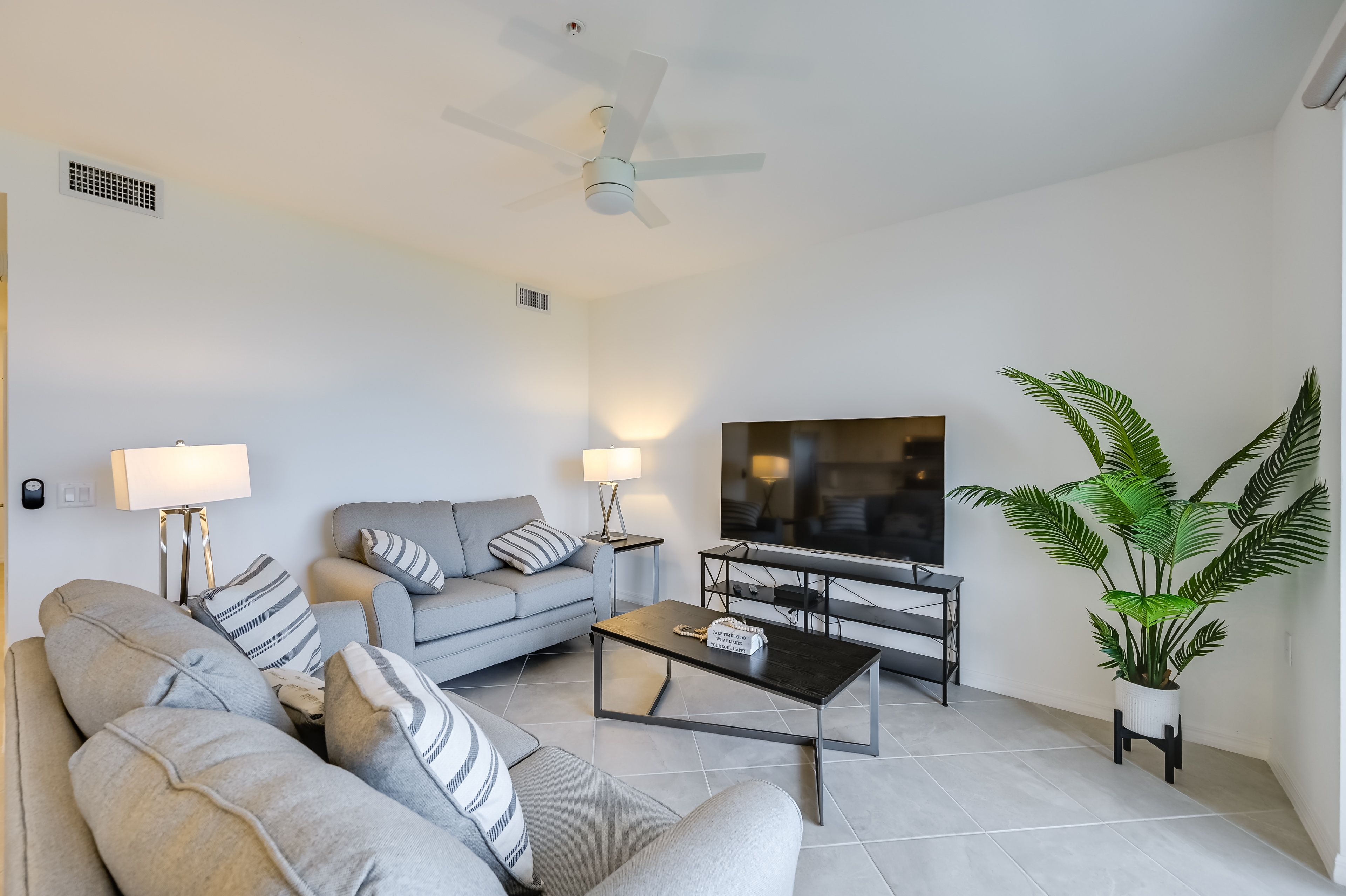 Living Room | Free WiFi | Smart TV | Central Heating & A/C | Queen Sleeper Sofa