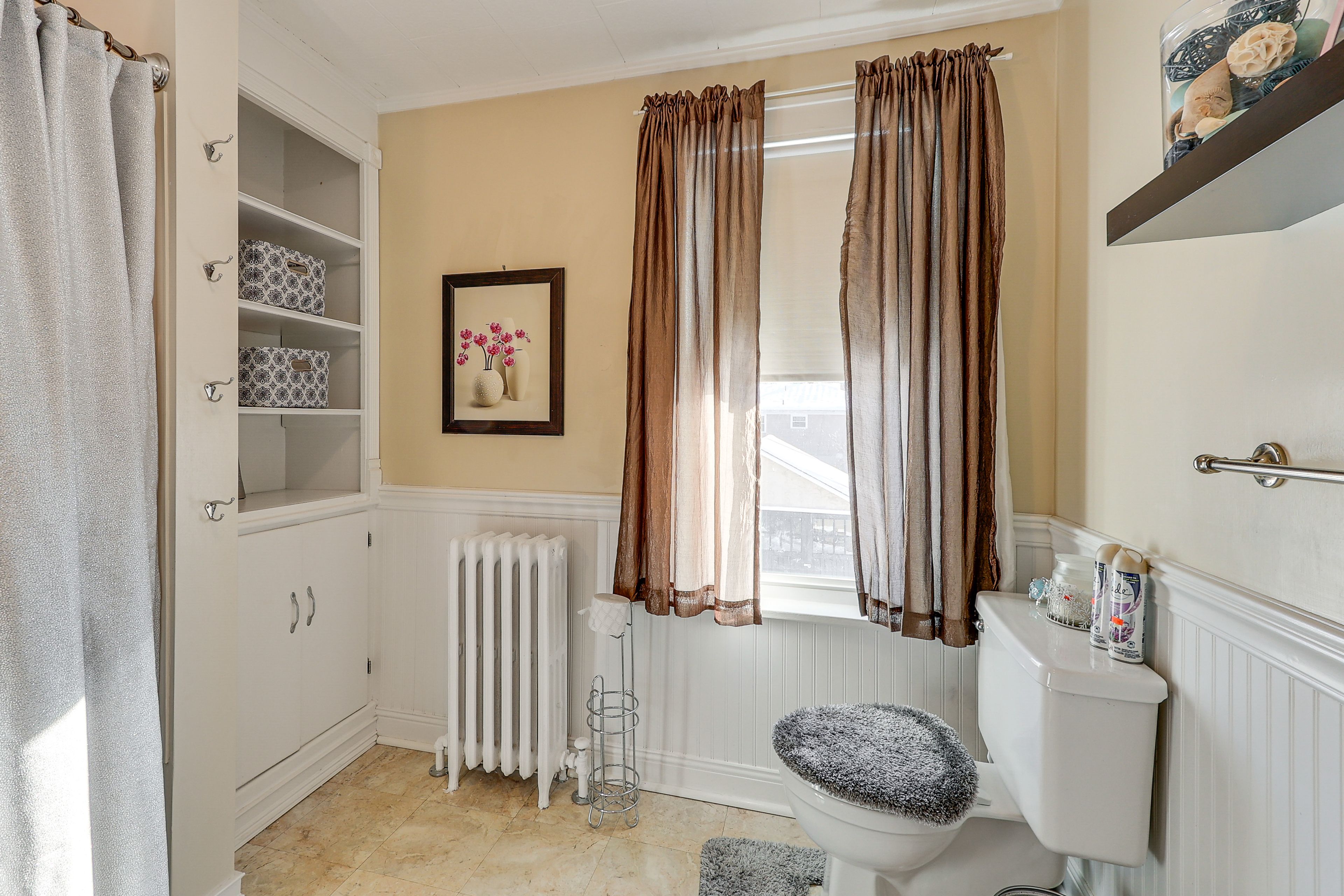 Full Bathroom | 2nd Floor | Shower/Tub Combo | Towels Provided