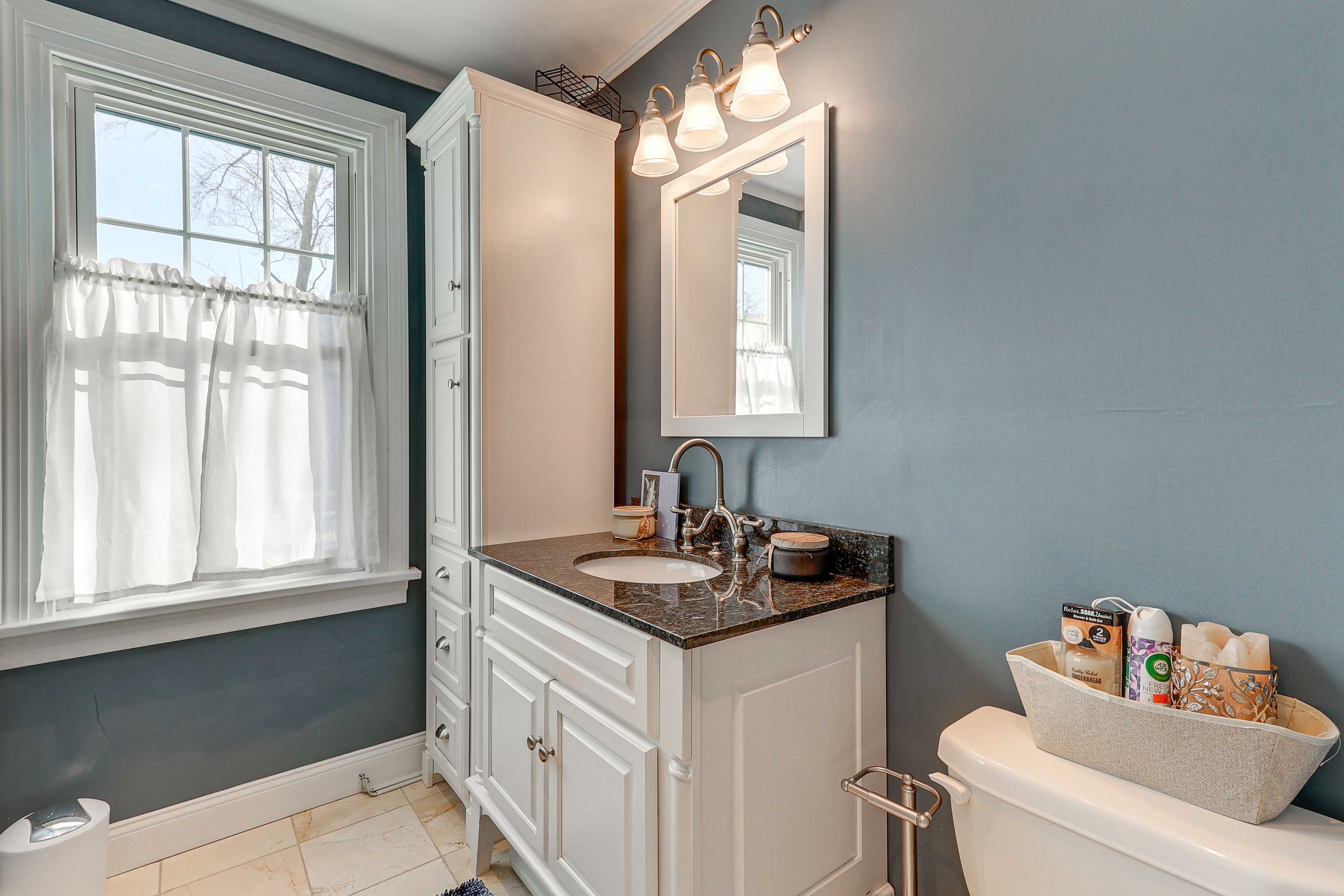 Half Bathroom | 1st Floor | Complimentary Toiletries | Hair Dryer