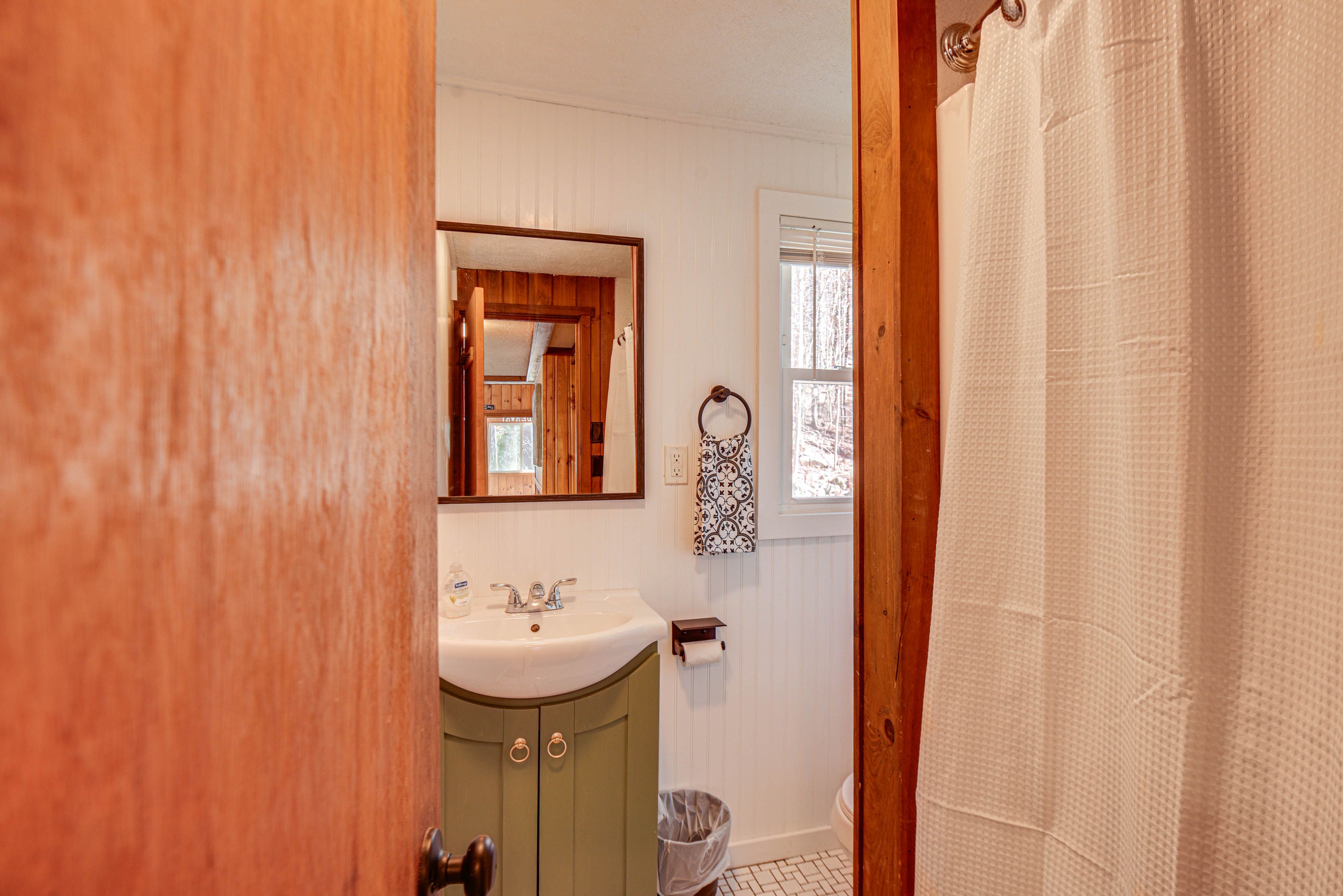 Full Bathroom | Towels Provided