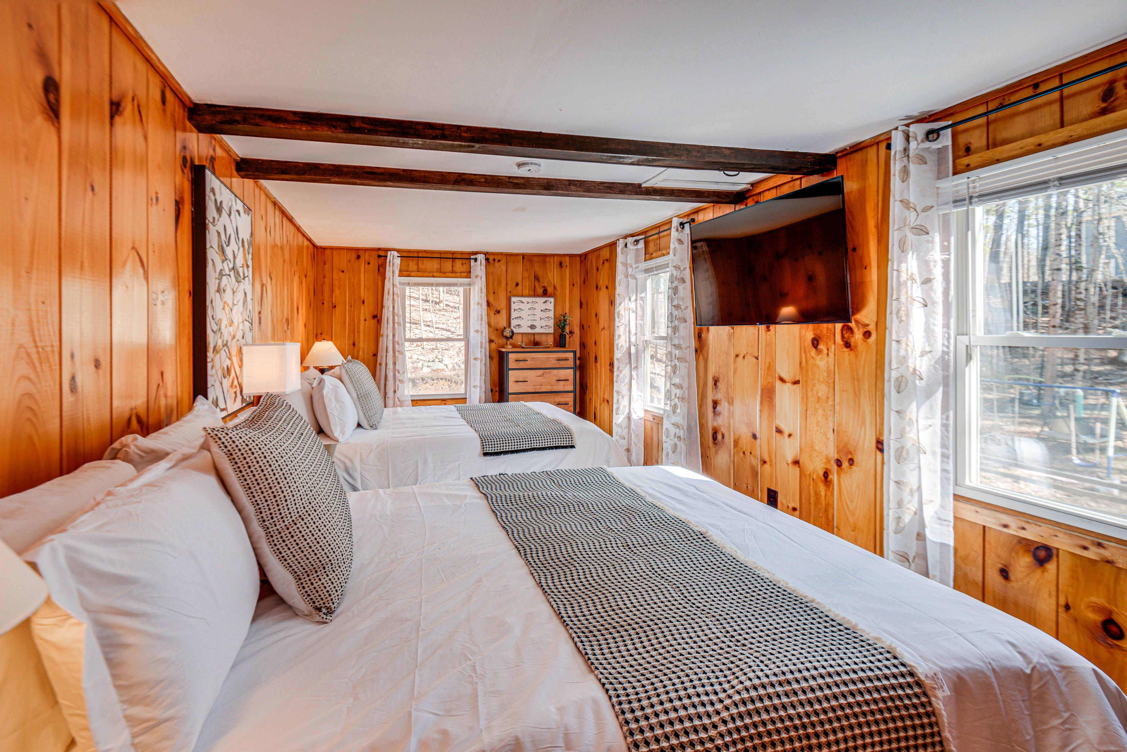 Bedroom 2 | 2 Queen Beds | Smart TV