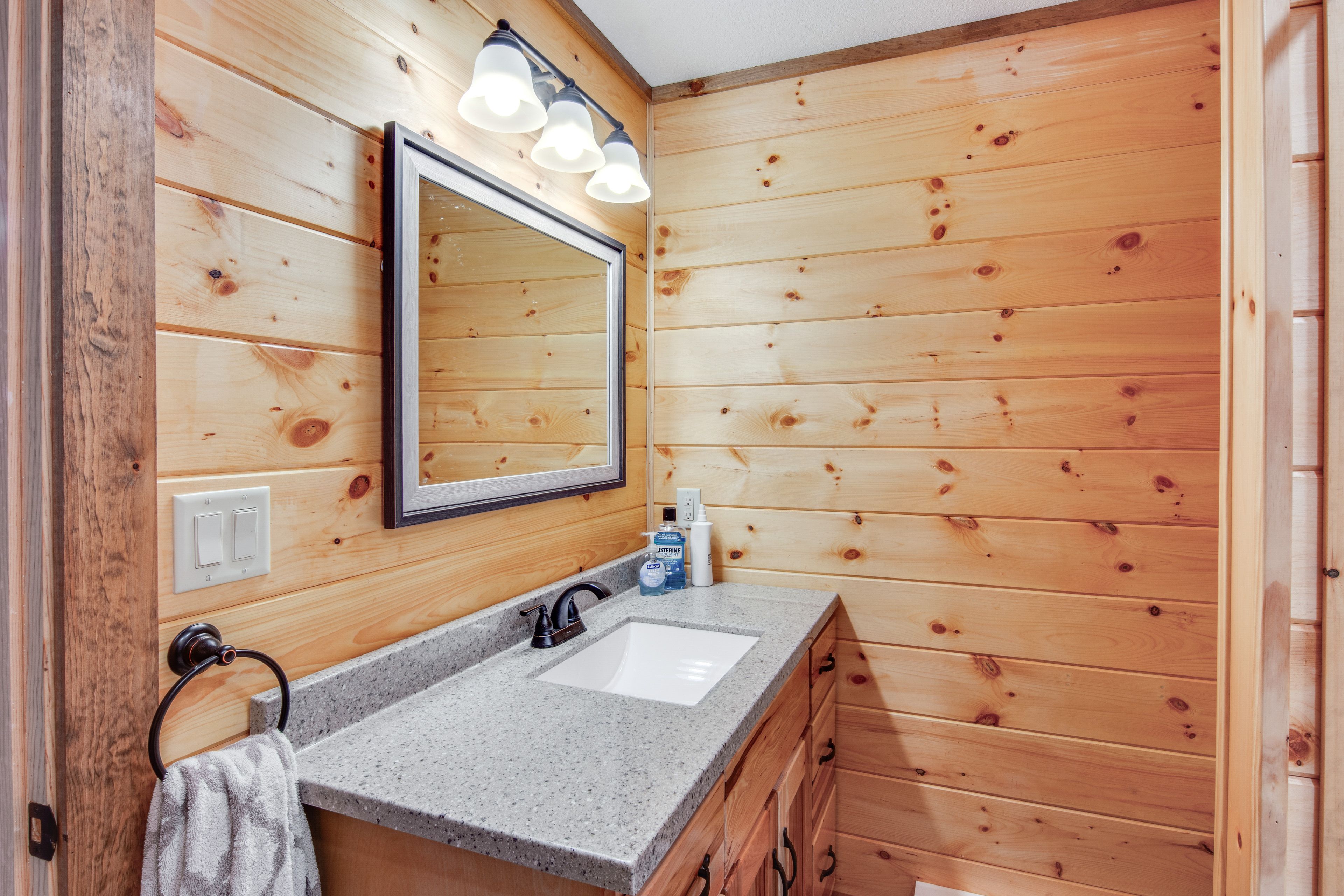 Full Bathroom | Complimentary Toiletries | 2nd Floor