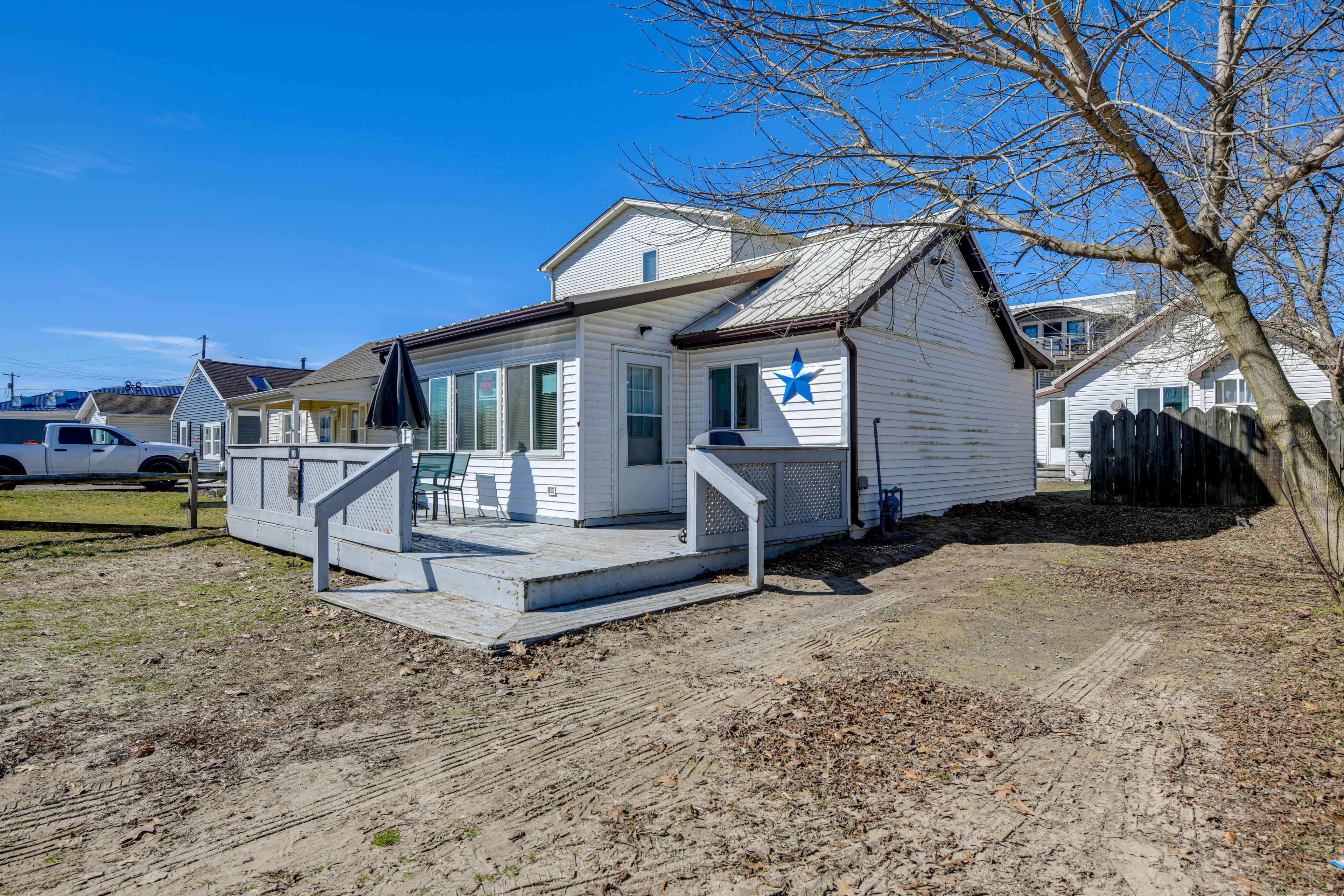 Irving Vacation Rental | 2BR | 1BA | 600 Sq Ft | 3 Steps Required