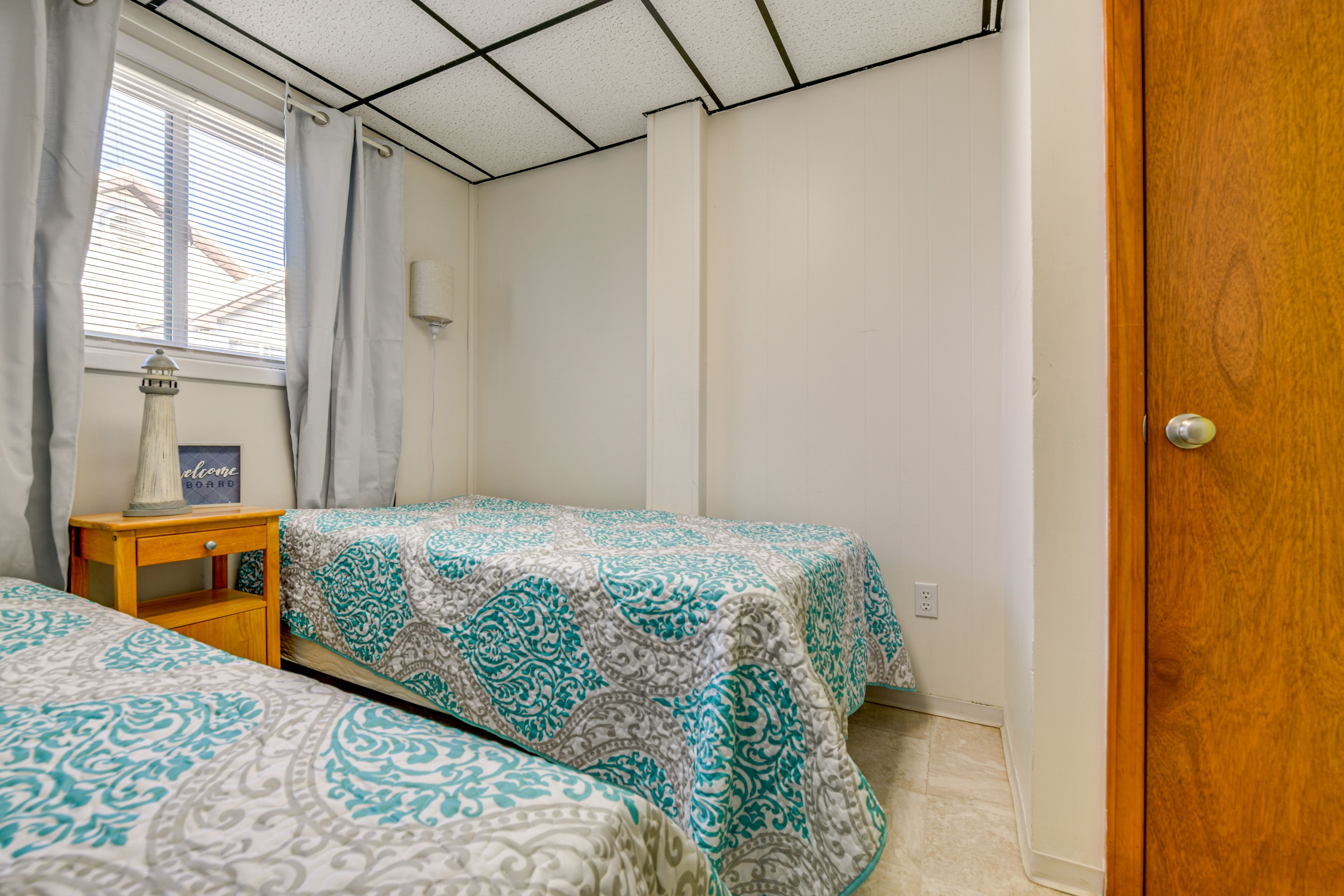 Bedroom 2 | 2 Twin Beds | Hangers