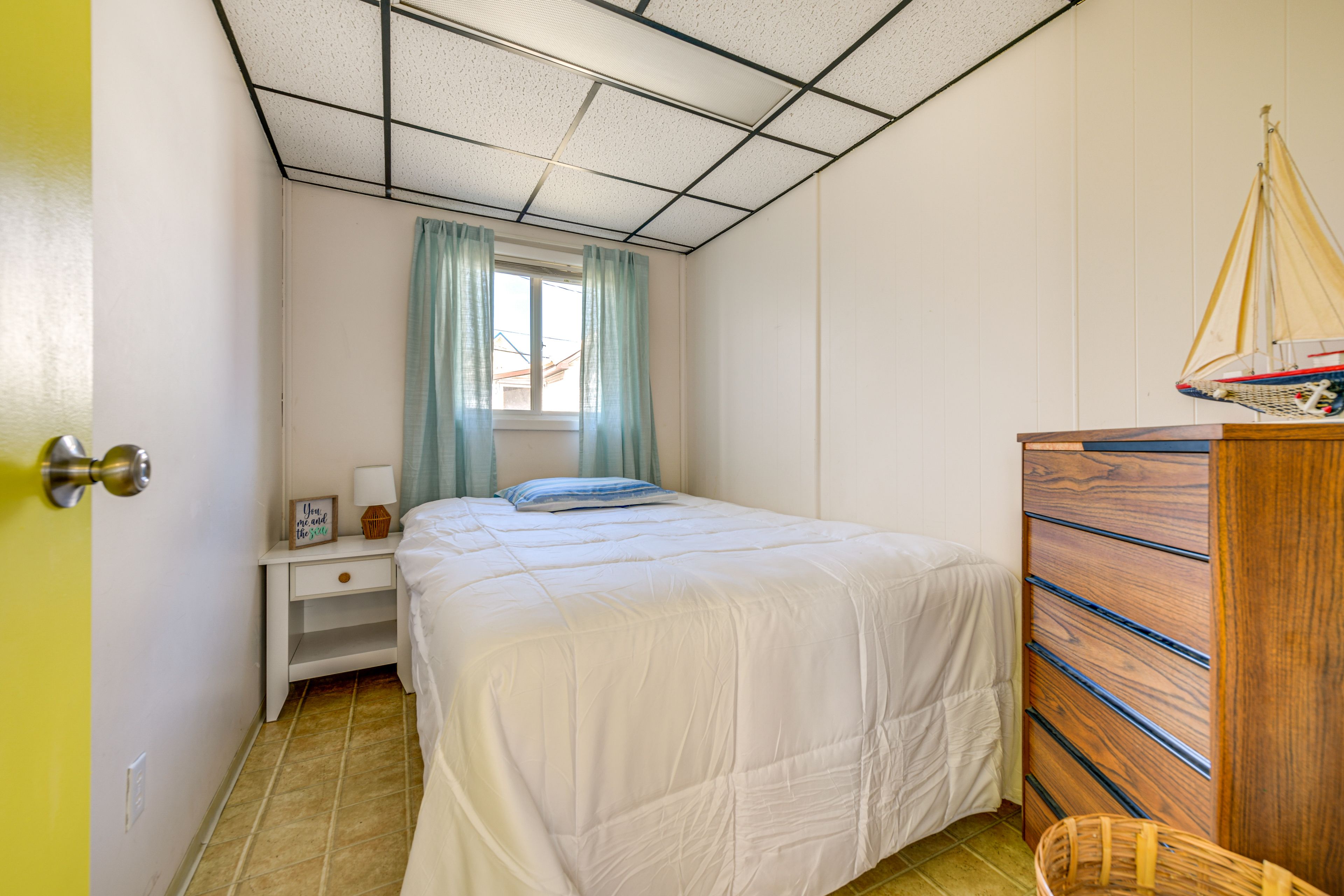 Bedroom 1 | Queen Bed | Pack 'n Play