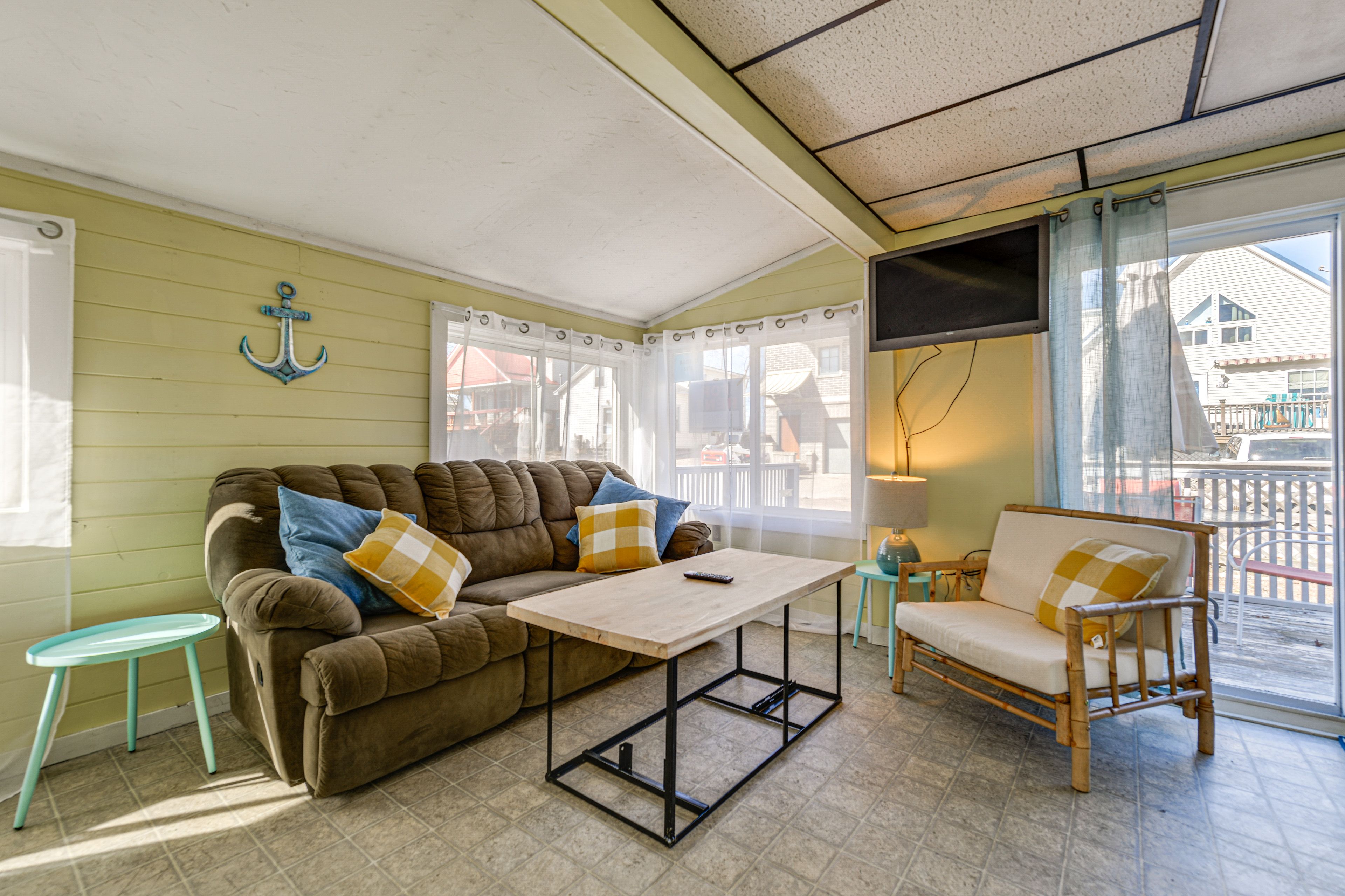 Living Room | Sleeper Sofa | Smart TV | Board Games