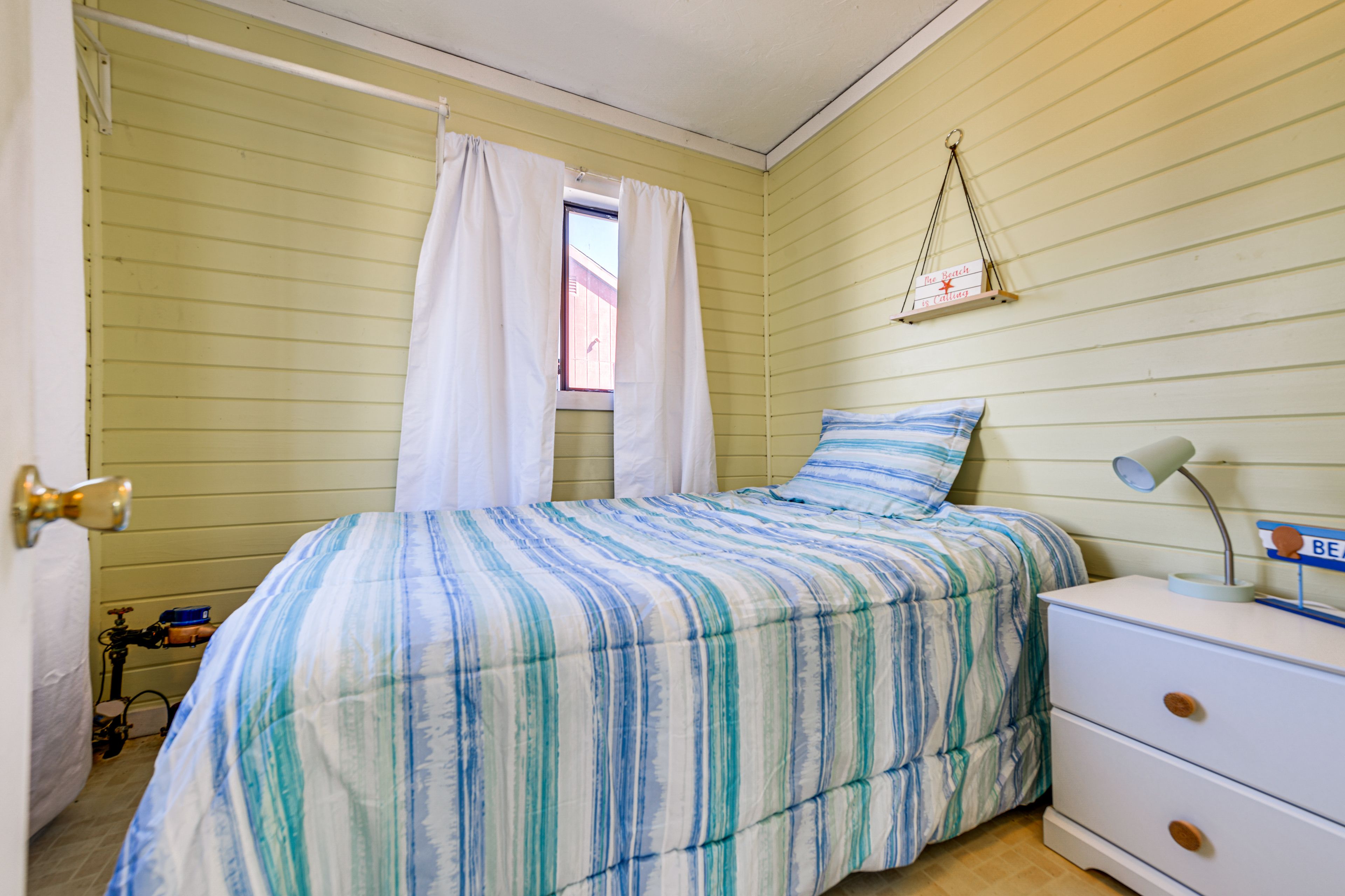 Bedroom 1 | Queen Bed | Pack 'n Play