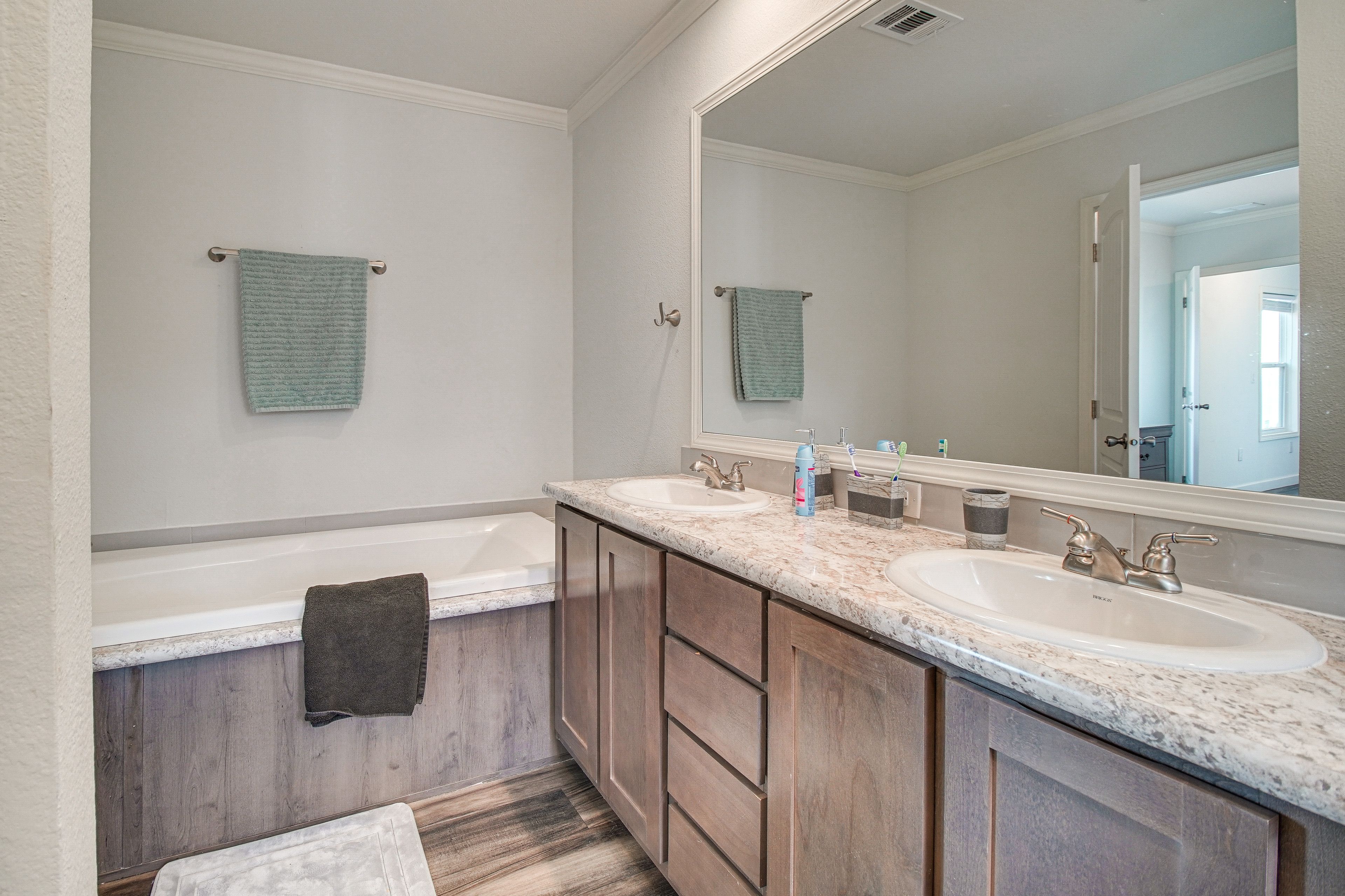 En-Suite Bathroom | Towels Provided