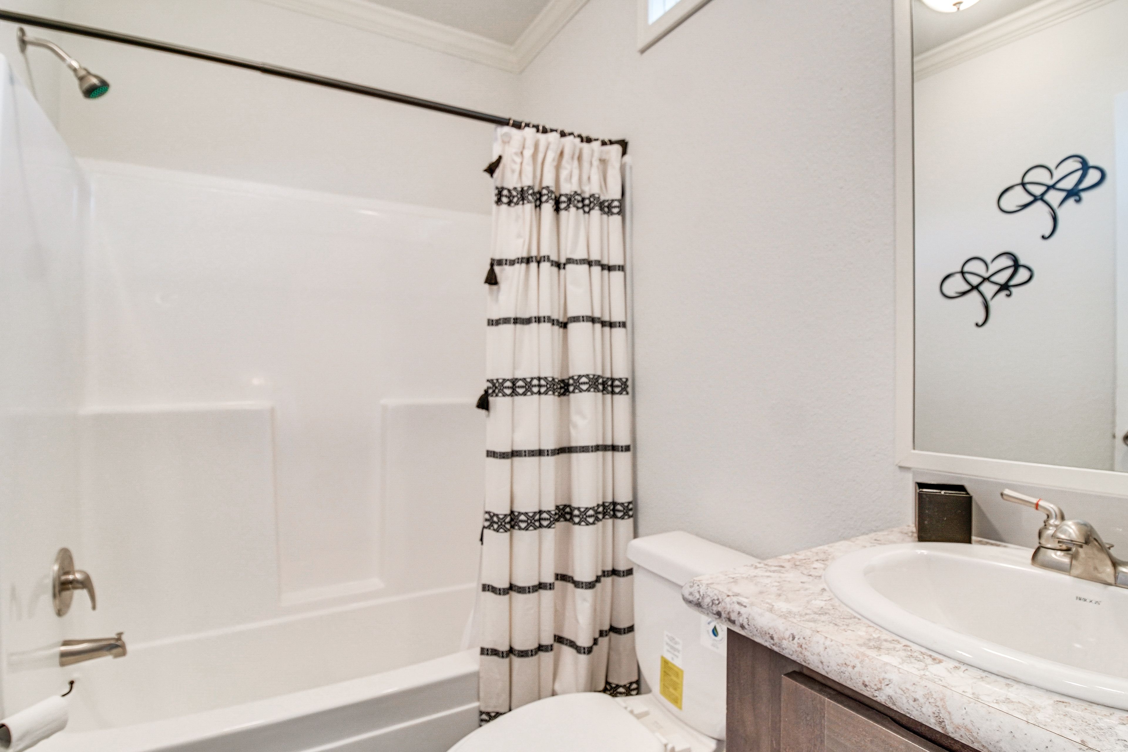 Full Bathroom | Complimentary Toiletries