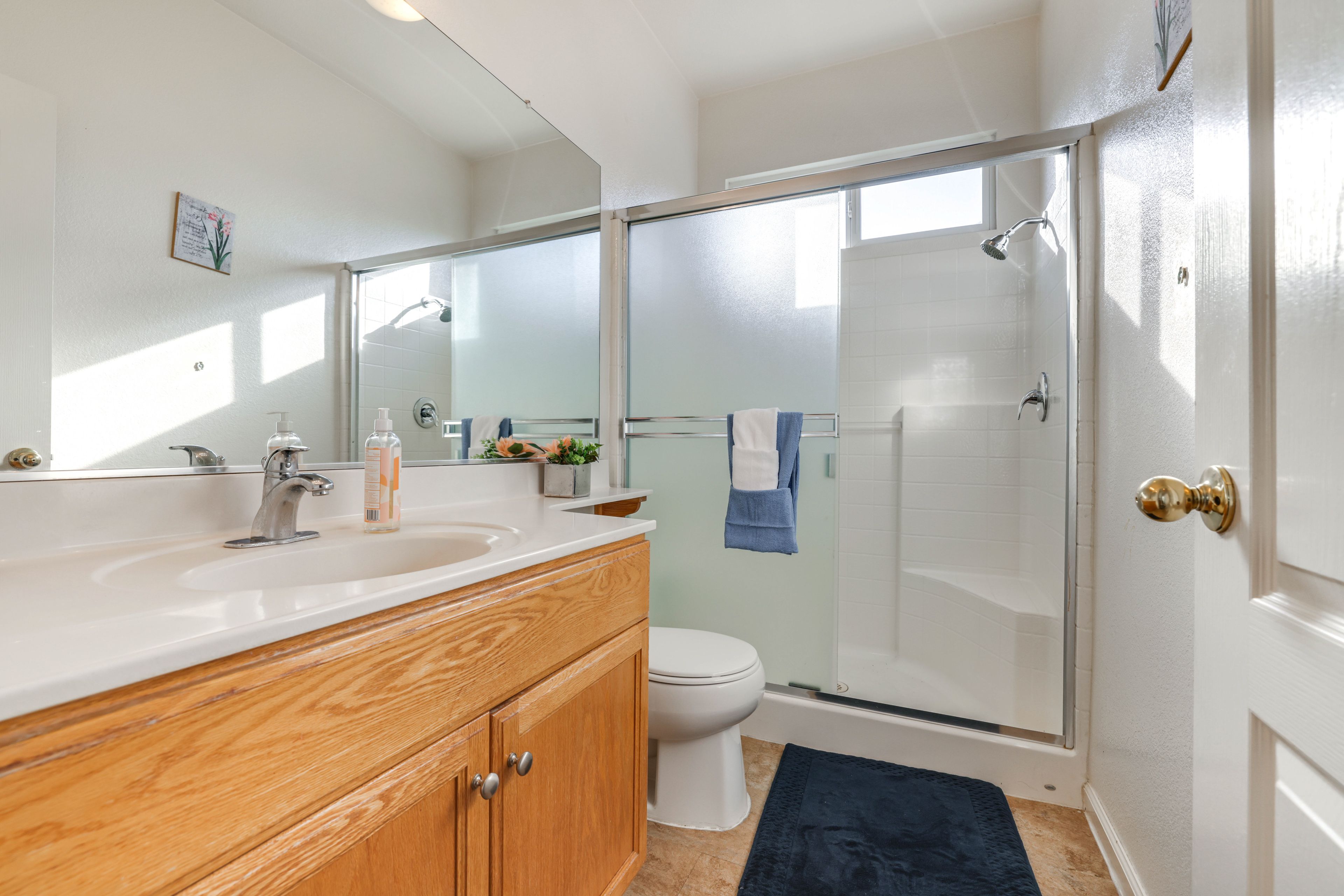Full Bathroom | Towels Provided | 1st Floor