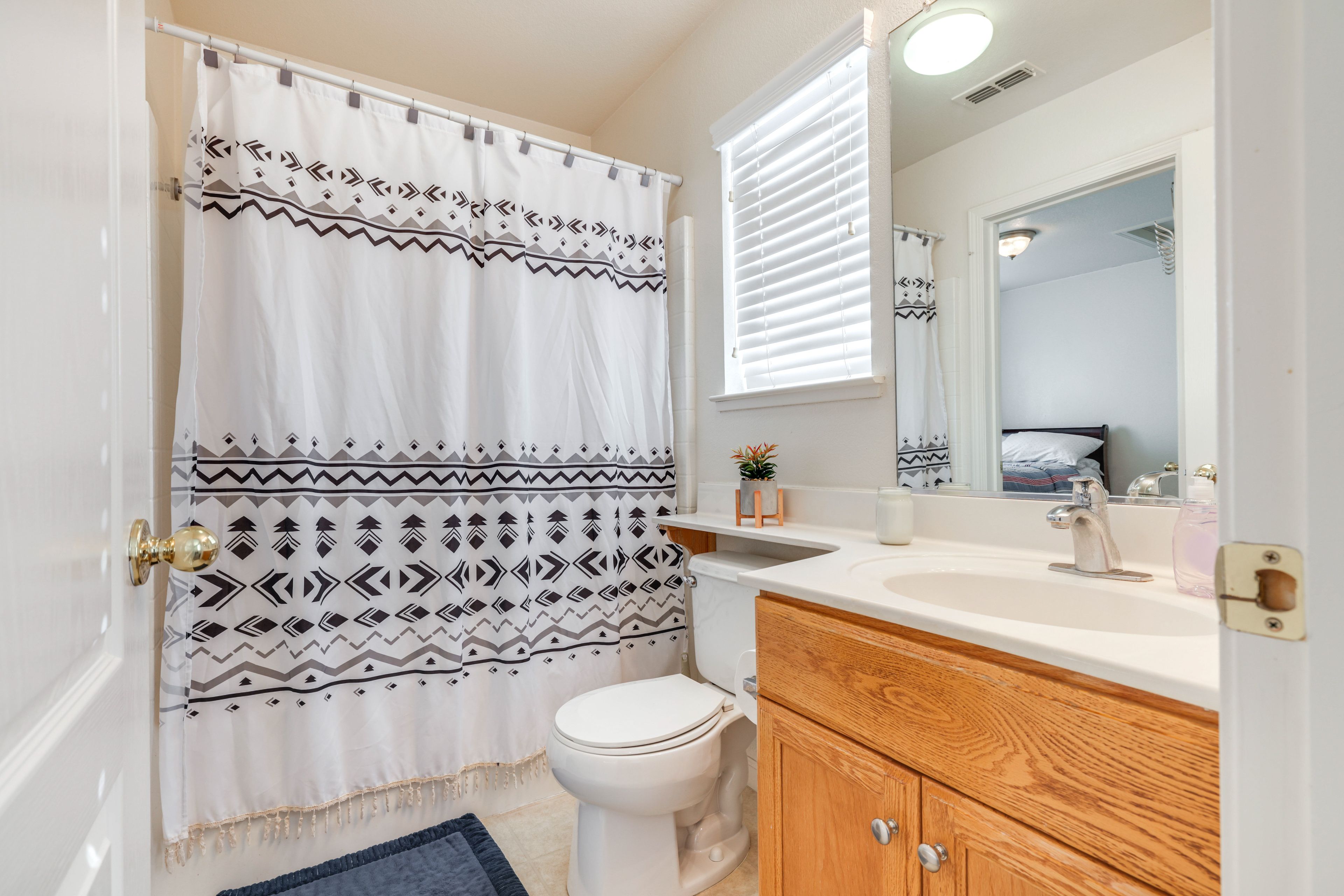 Full Bathroom | 2nd Floor