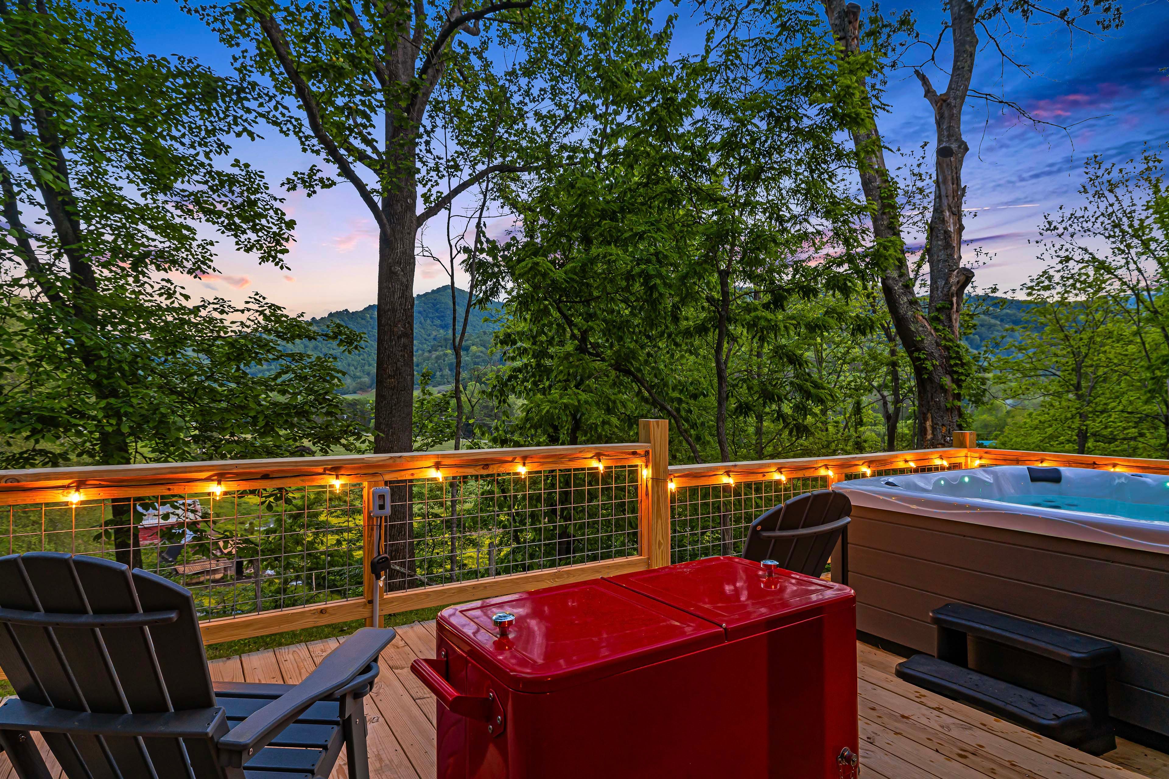 Furnished Deck | Hot Tub