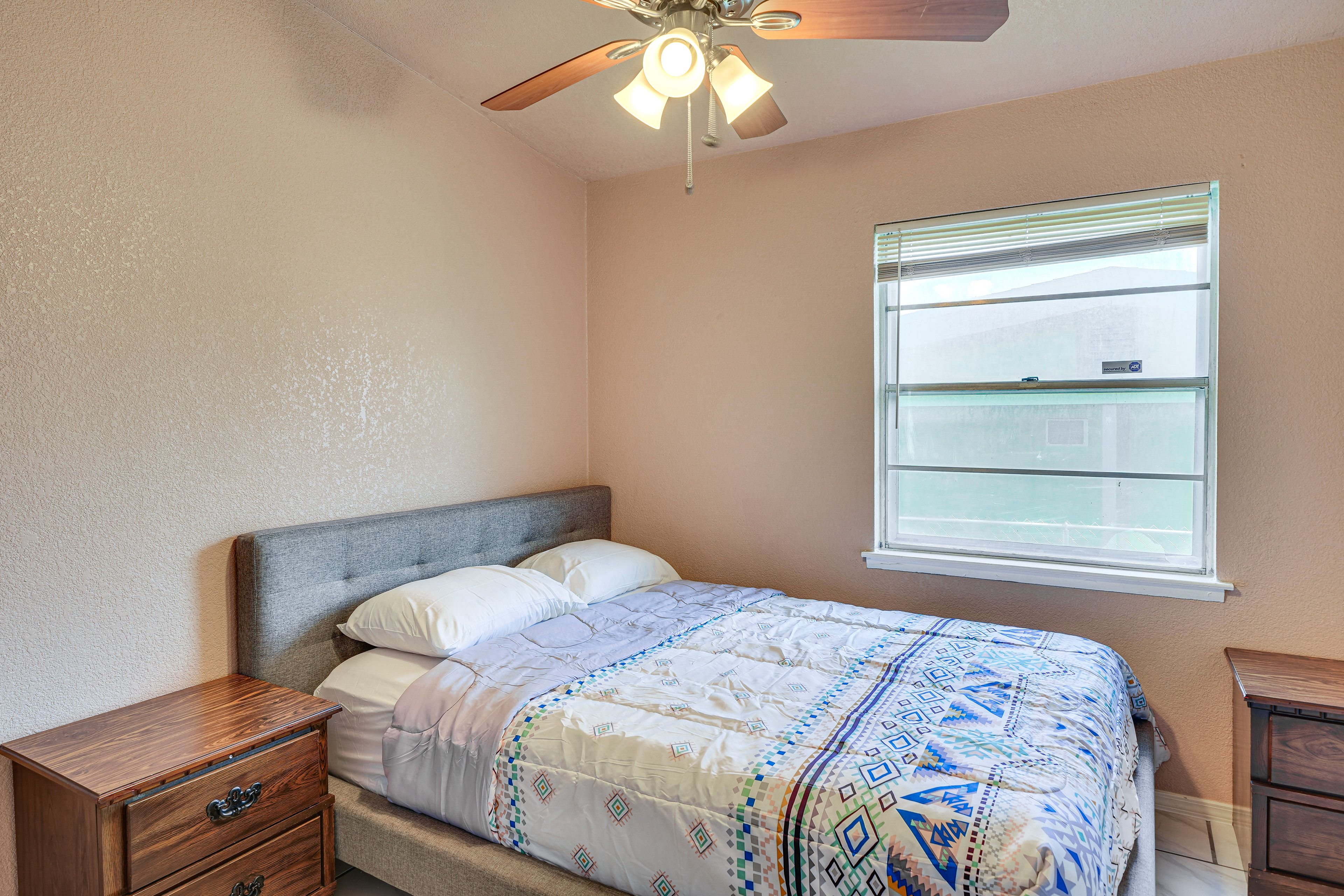 Bedroom 2 | Queen Bed