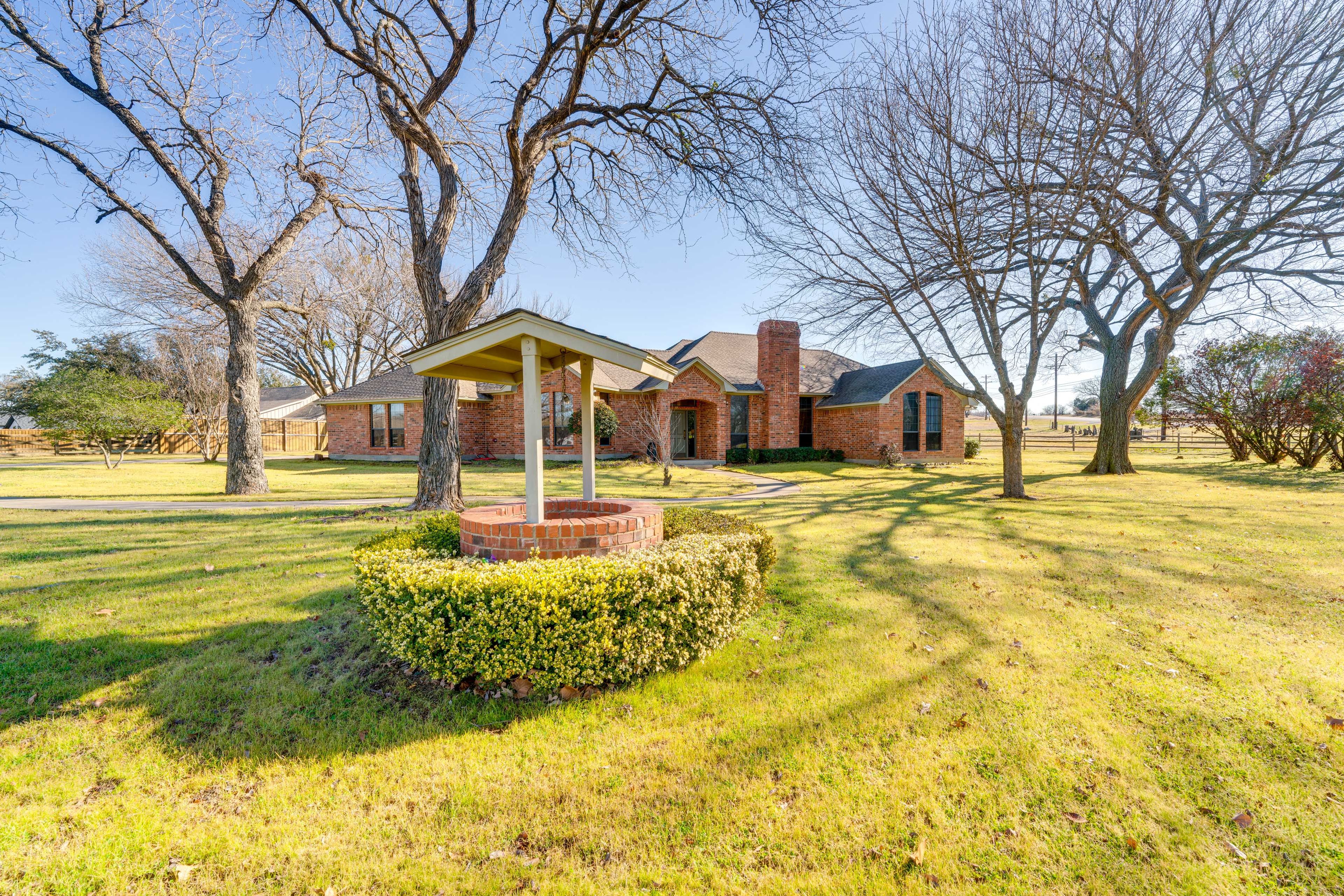Parking | Driveway (4 Vehicles) | RV/Trailer Parking Available