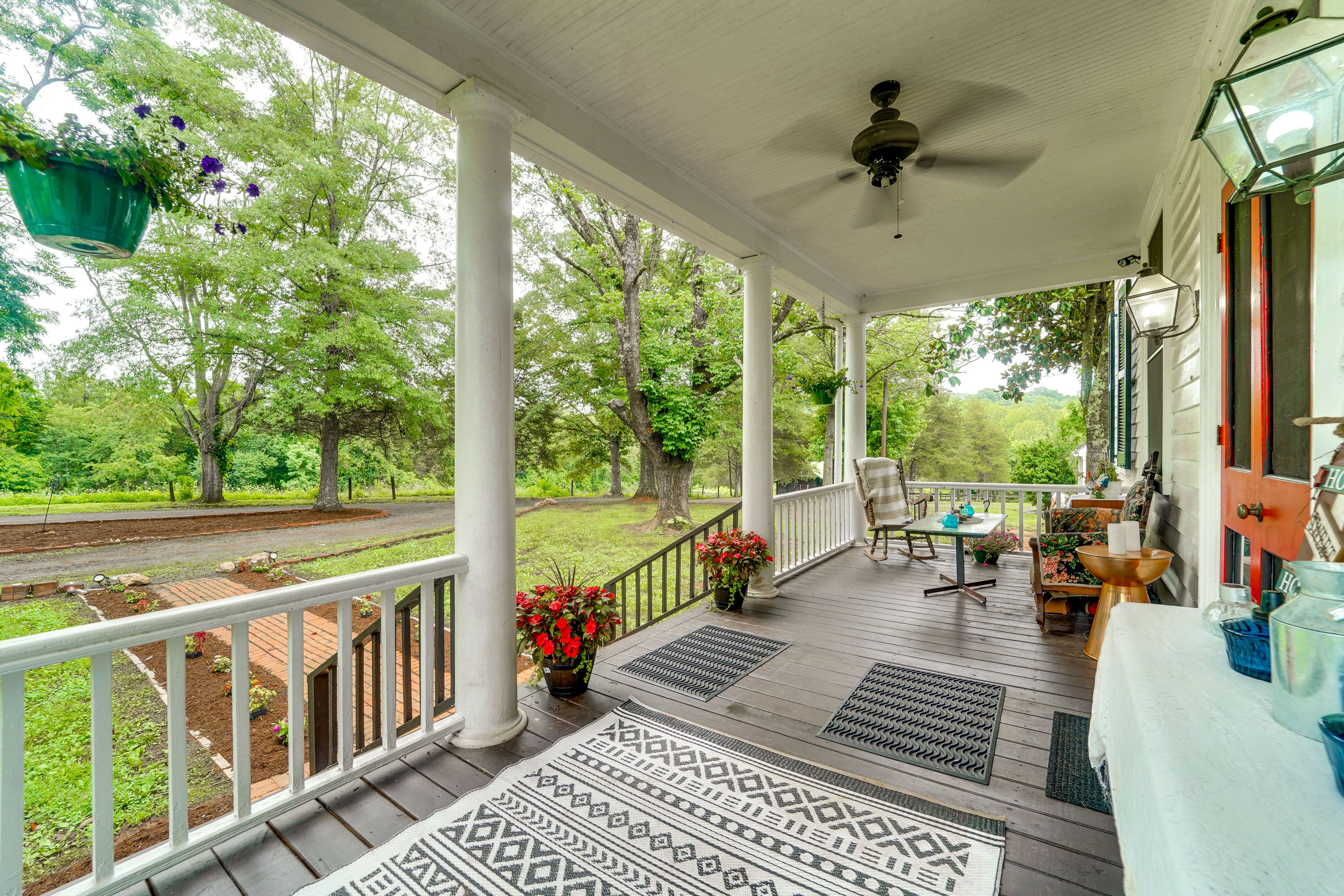 Covered Porch w/ Seating