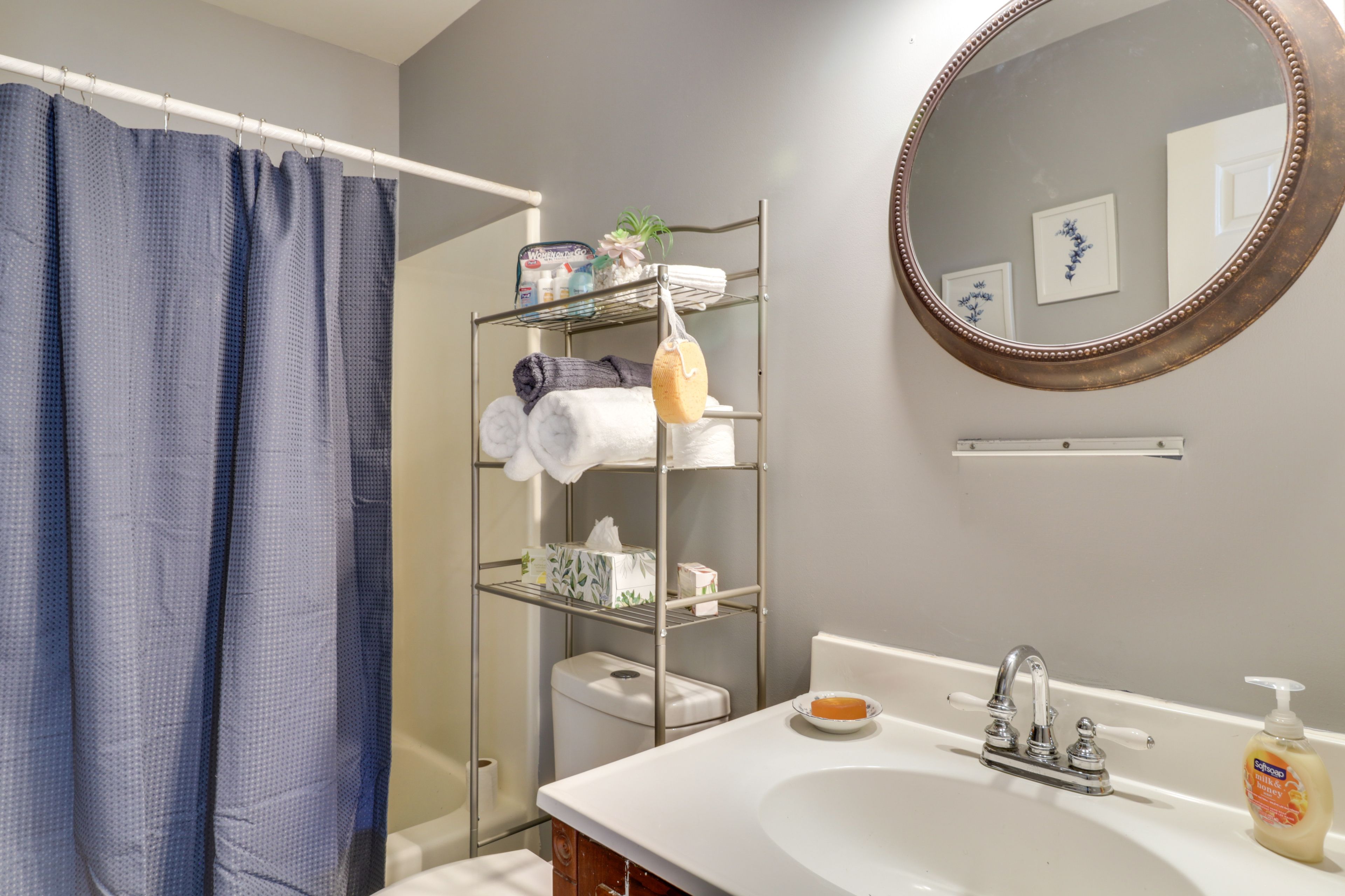Full Bathroom | Towels Provided | Complimentary Toiletries