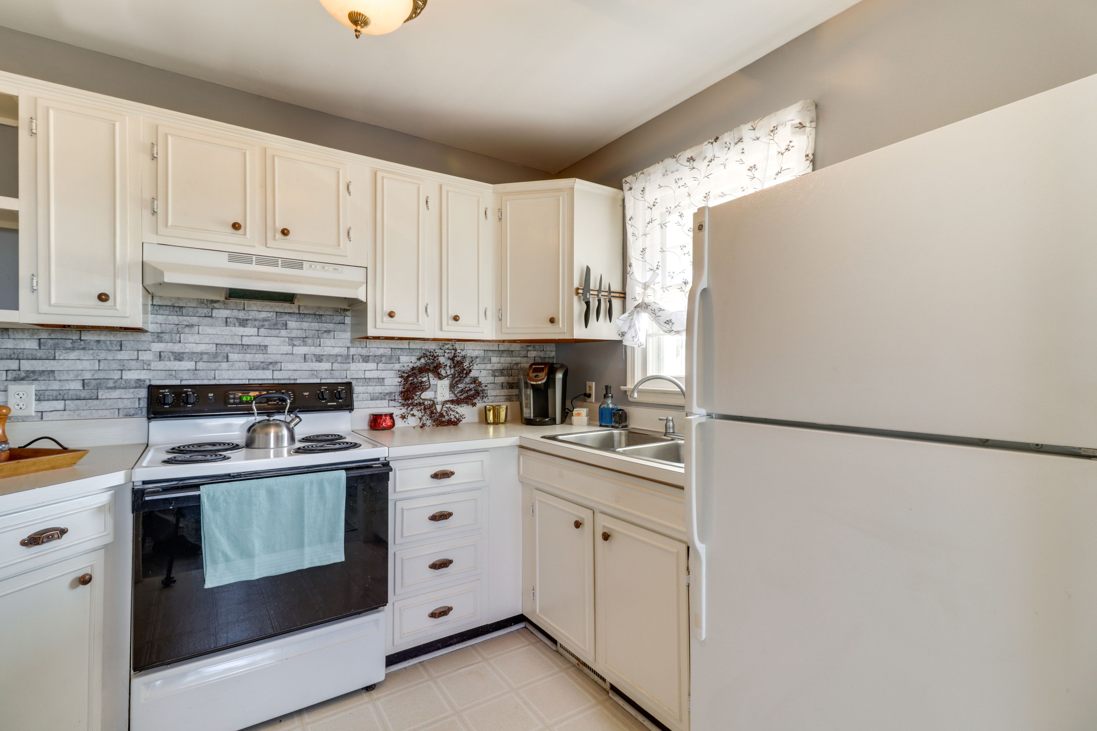 Kitchen | Keurig Coffee Maker | Toaster | Cooking Basics | Hot Water Kettle