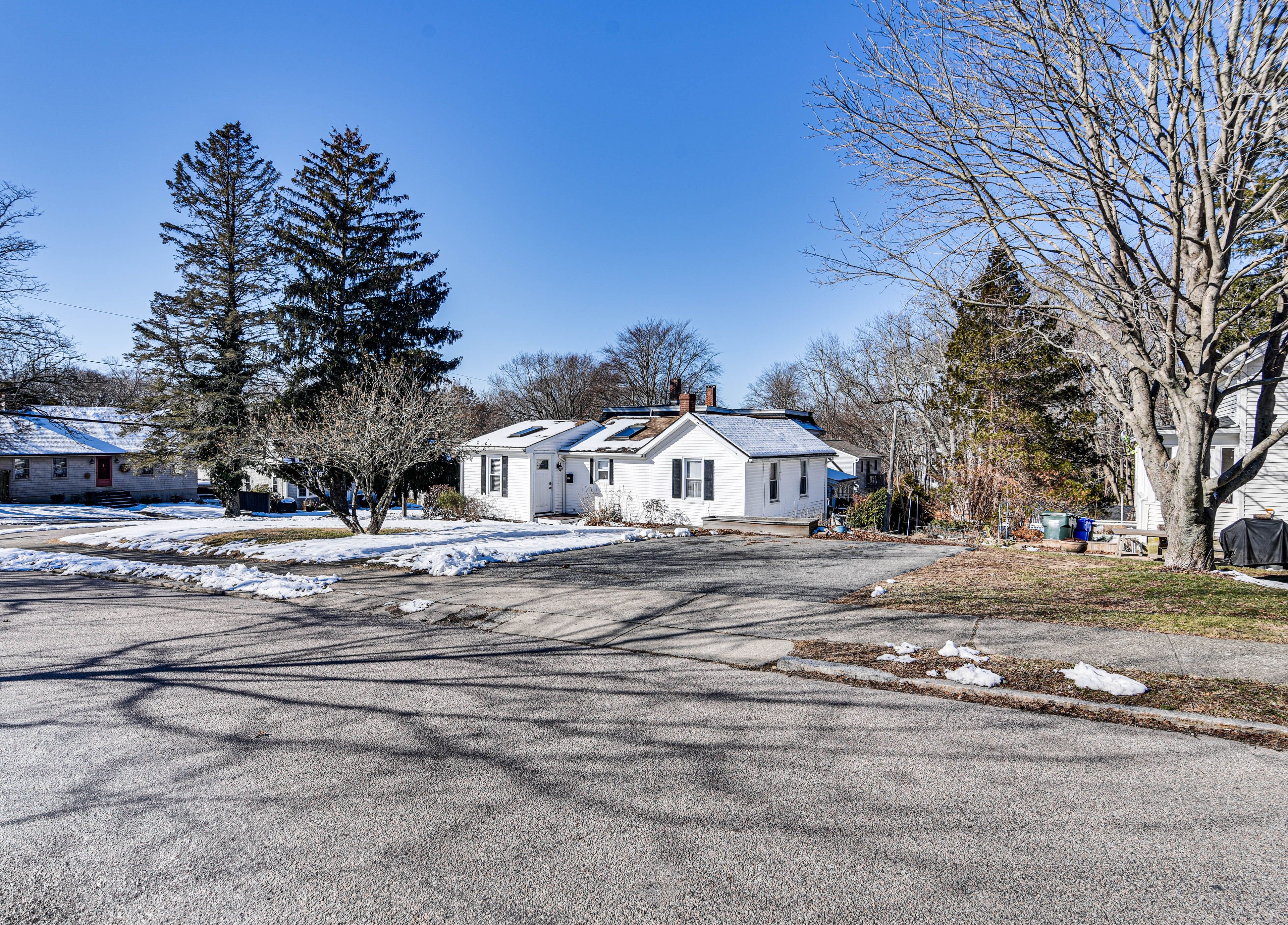 Parking | Driveway (4 Vehicles) | Free Street Parking