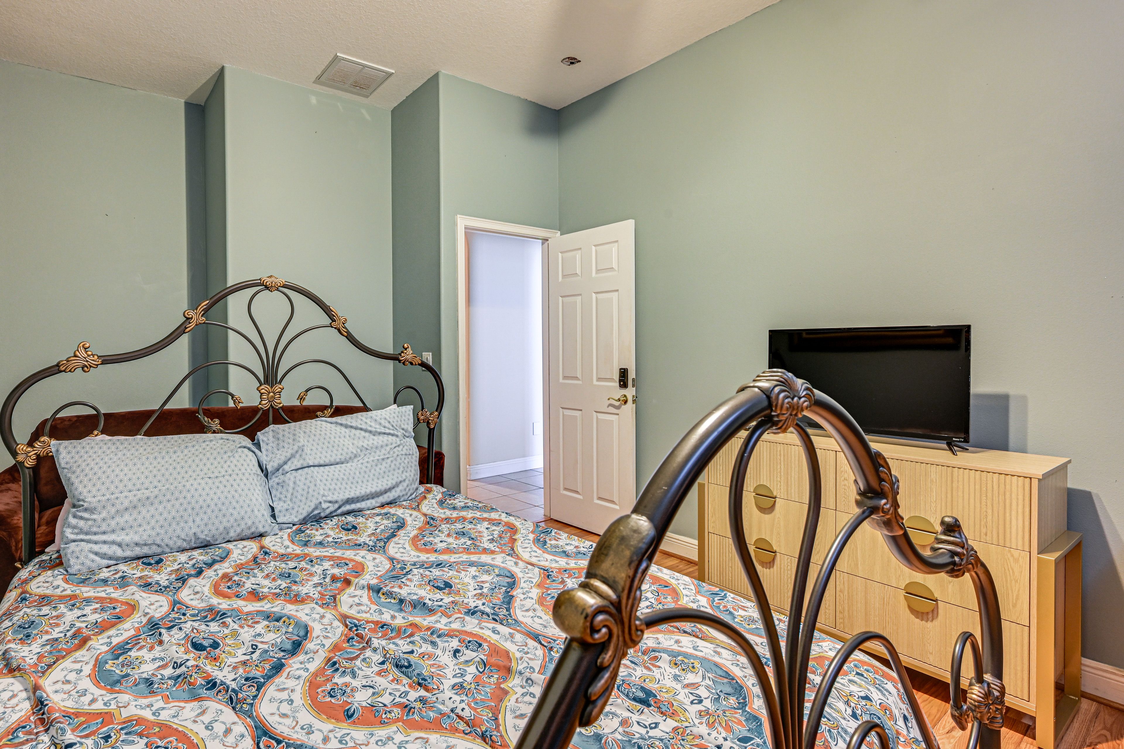 Bedroom 1 | Queen Bed