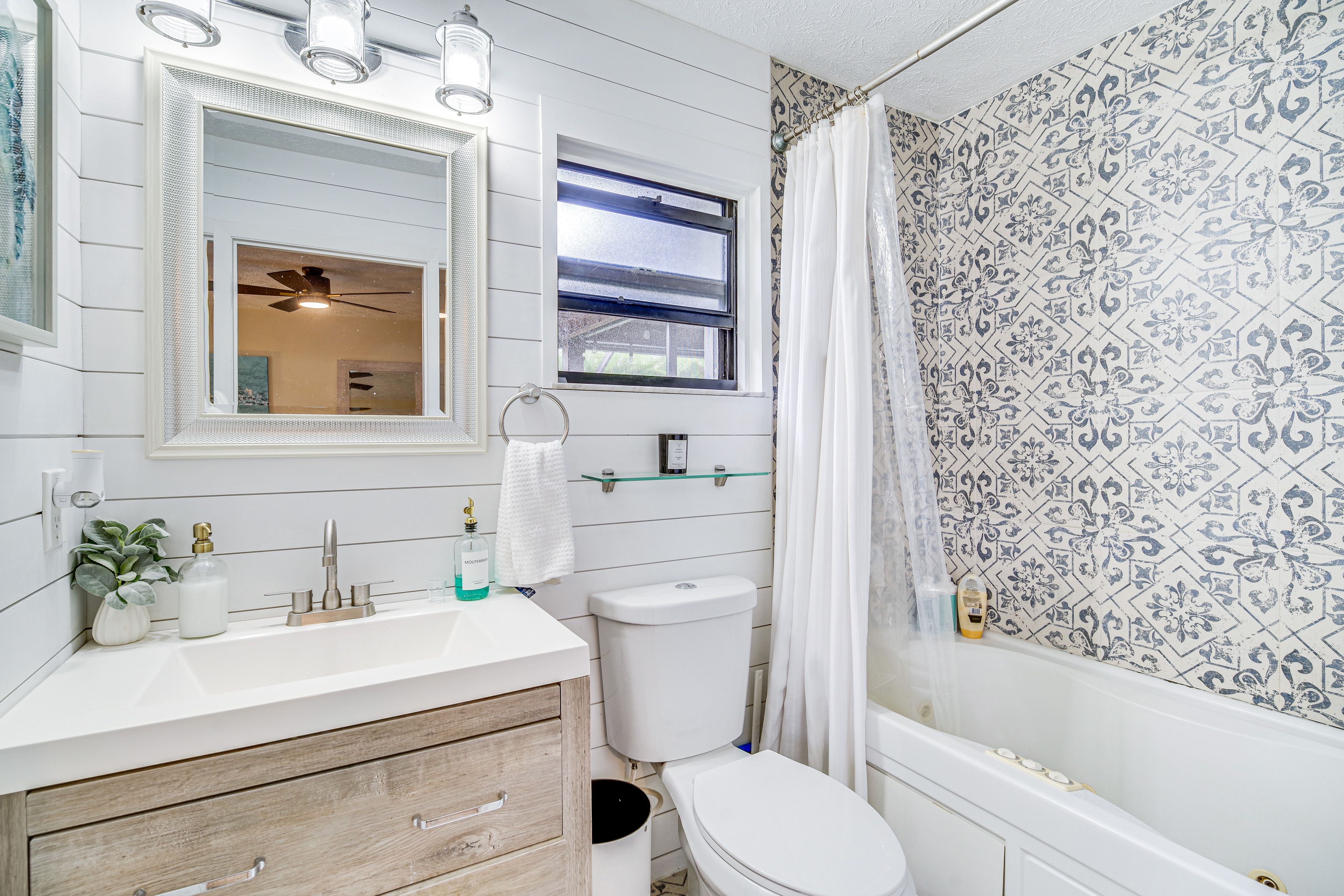 Full Bathroom | Complimentary Toiletries