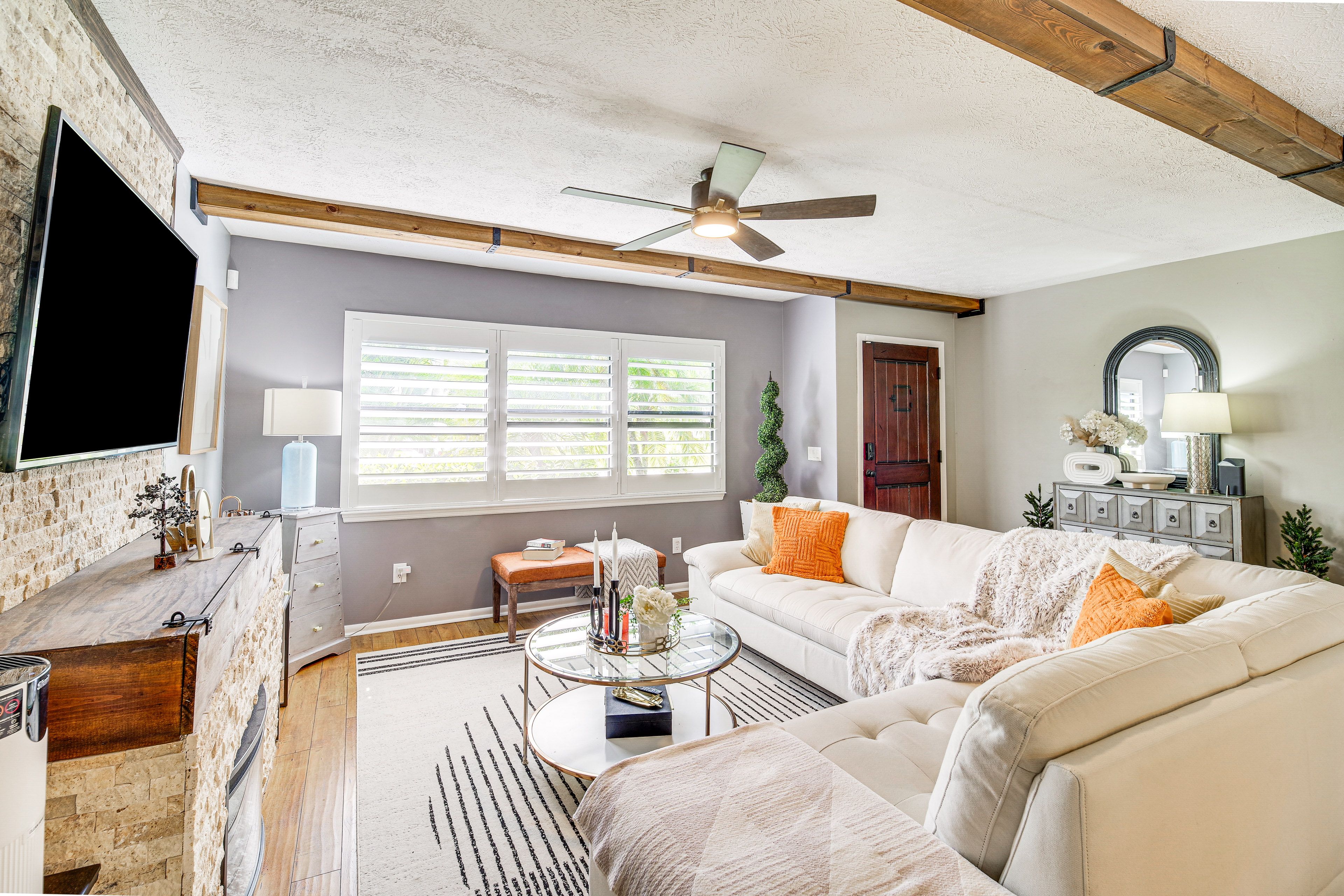 Living Room | Free WiFi | Electric Fireplace | Smart TVs | Central A/C & Heating
