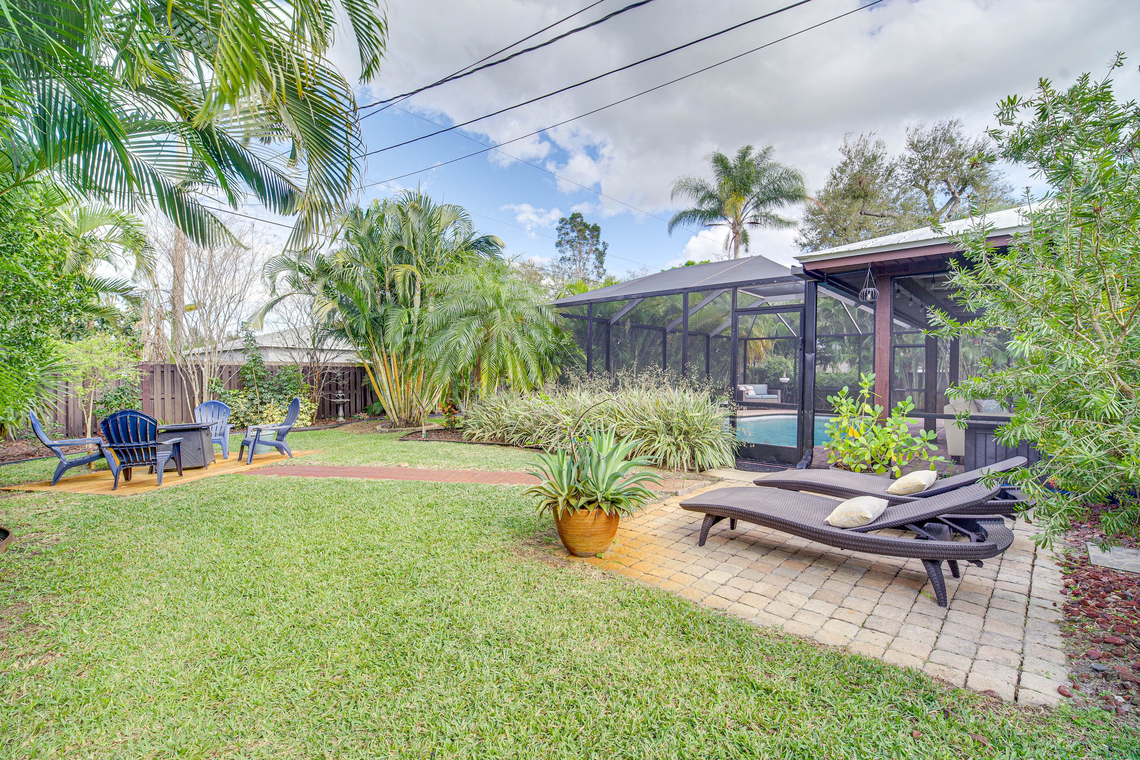 Backyard | Fire Pit | Lounge Seating
