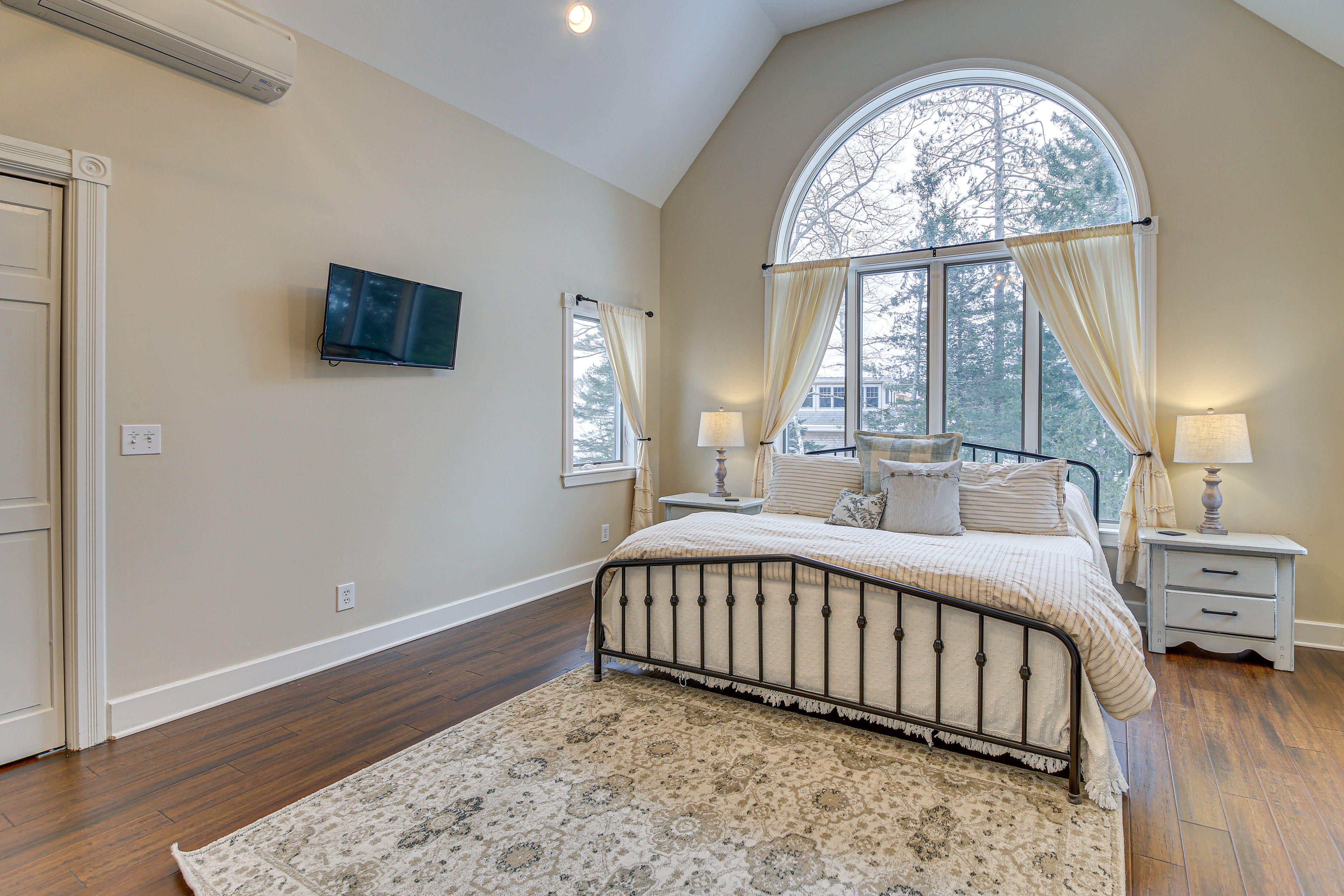 Bedroom 4 | King Bed | 3rd Floor | En-Suite Bathroom