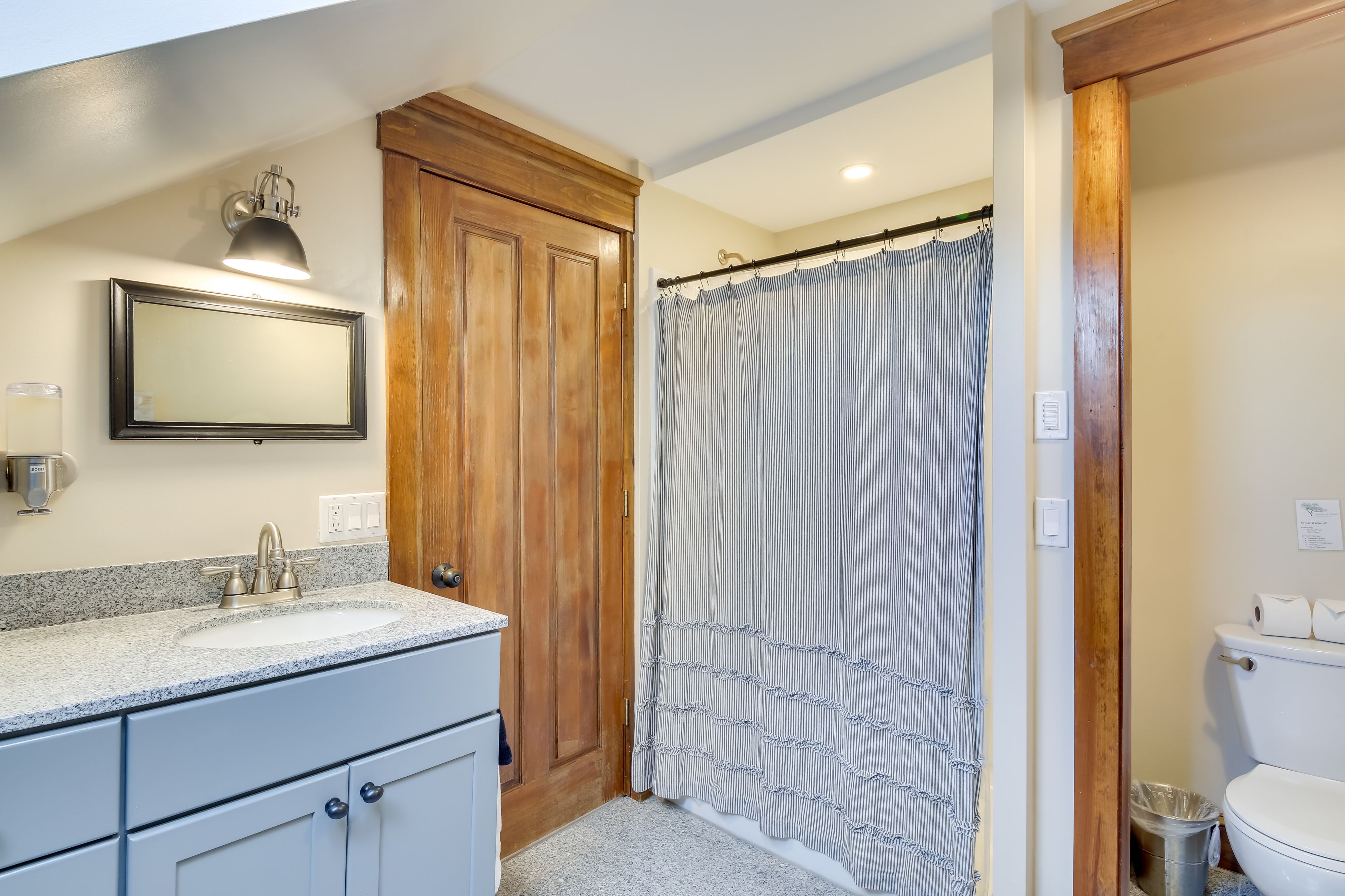 Full Bathroom | 2nd Floor