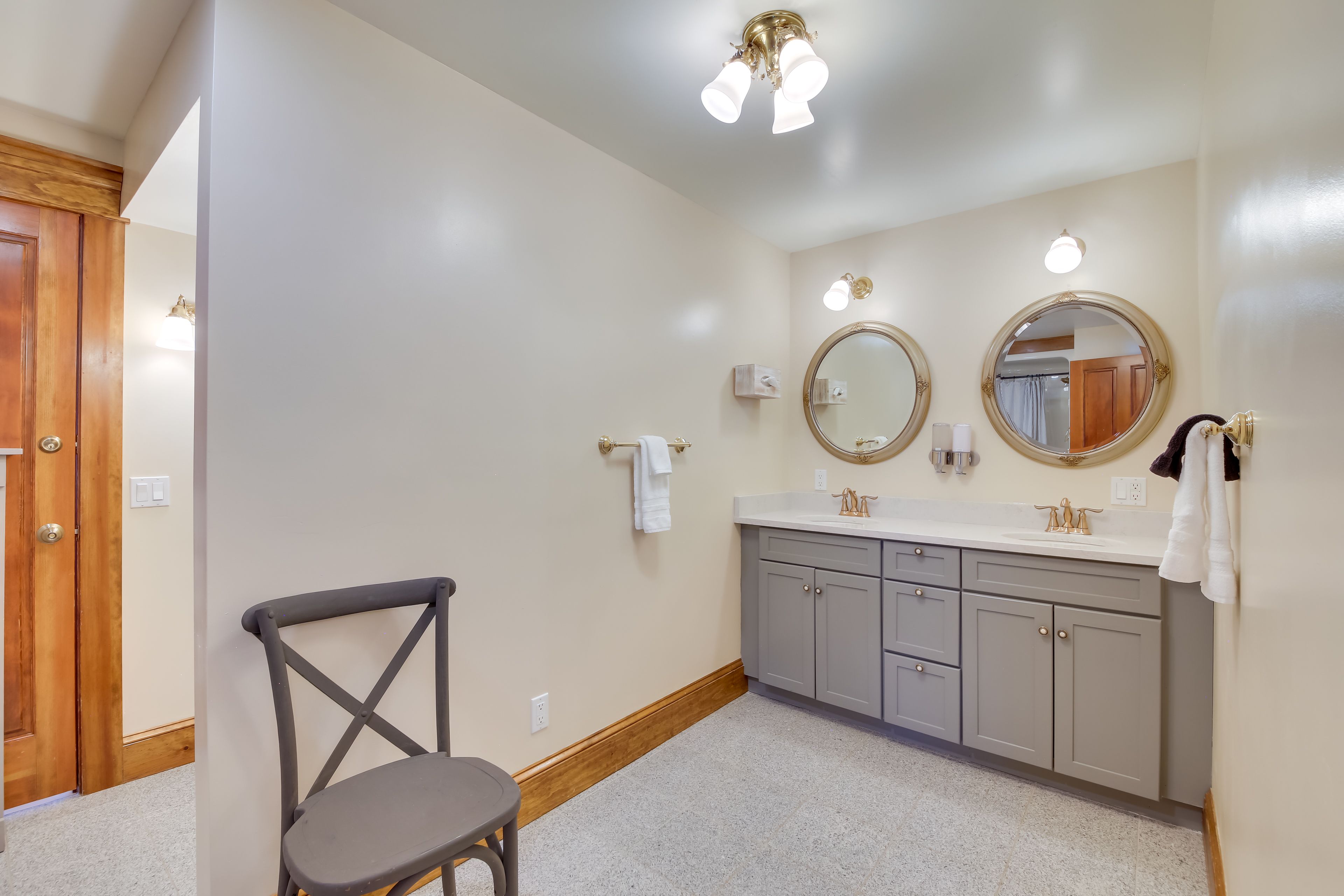 Full Bathroom | Shower/Tub Combo | 1st Floor