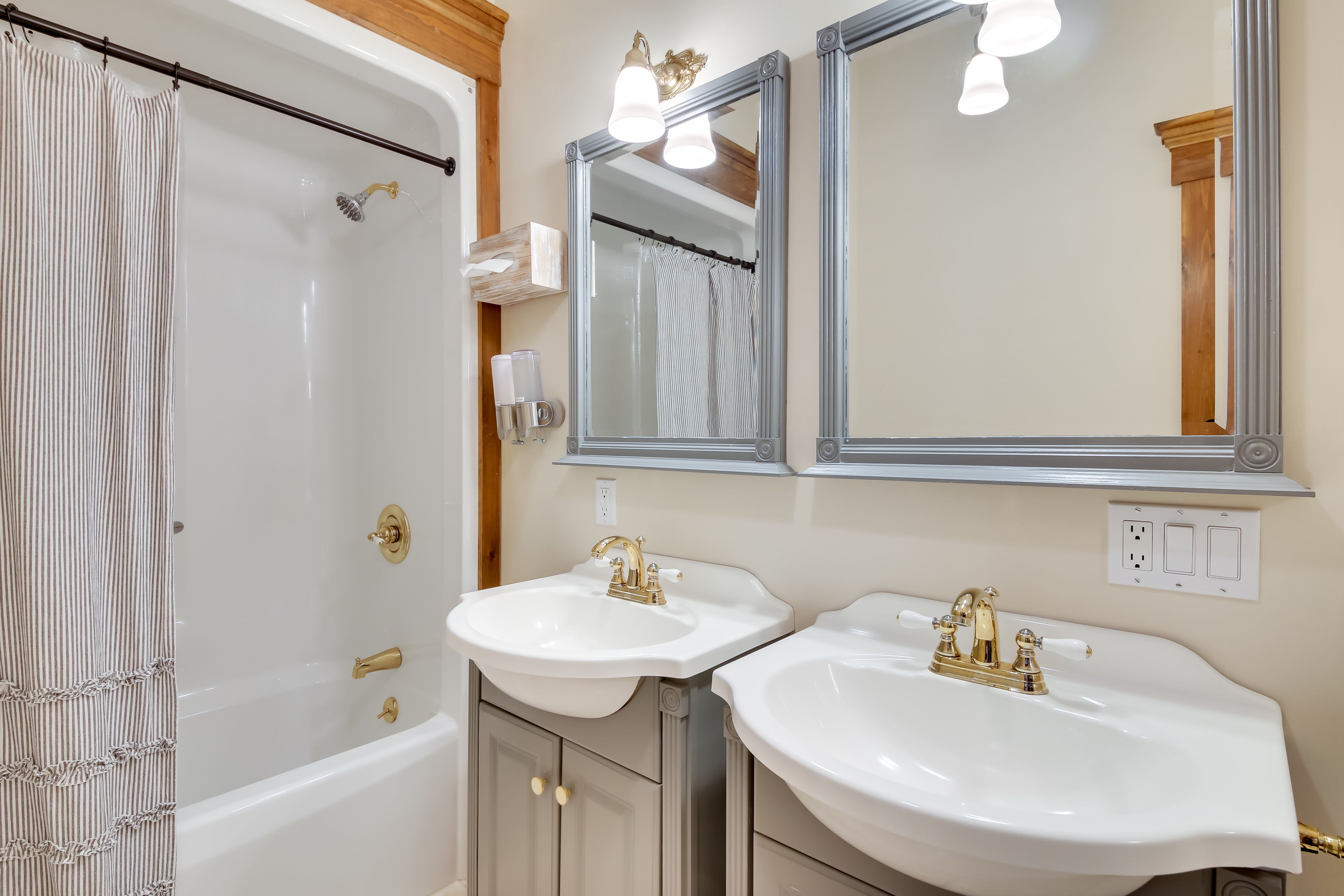 En-Suite Bathroom | 2nd Floor