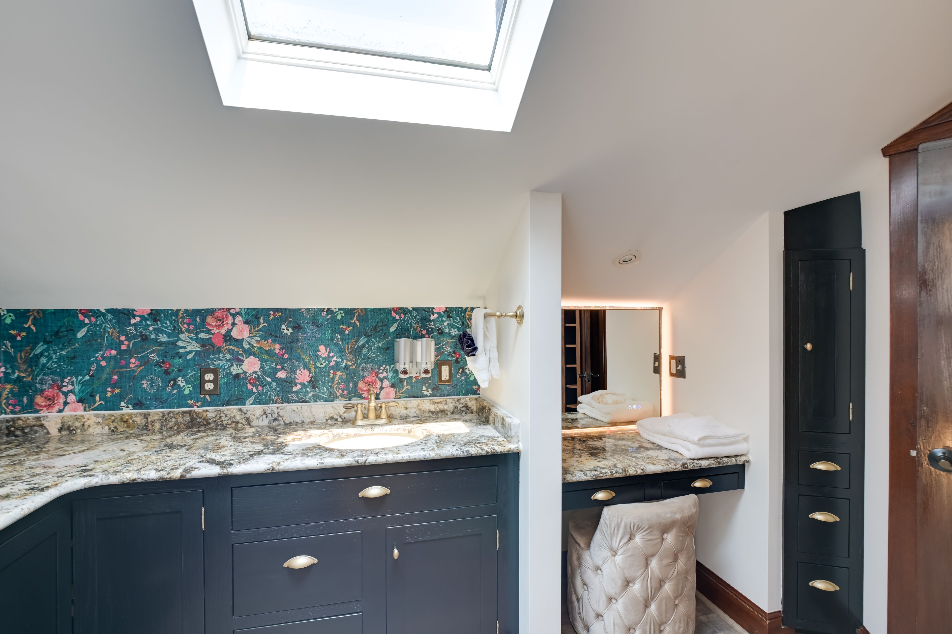 Full Bathroom | Walk-In Shower | 3rd Floor