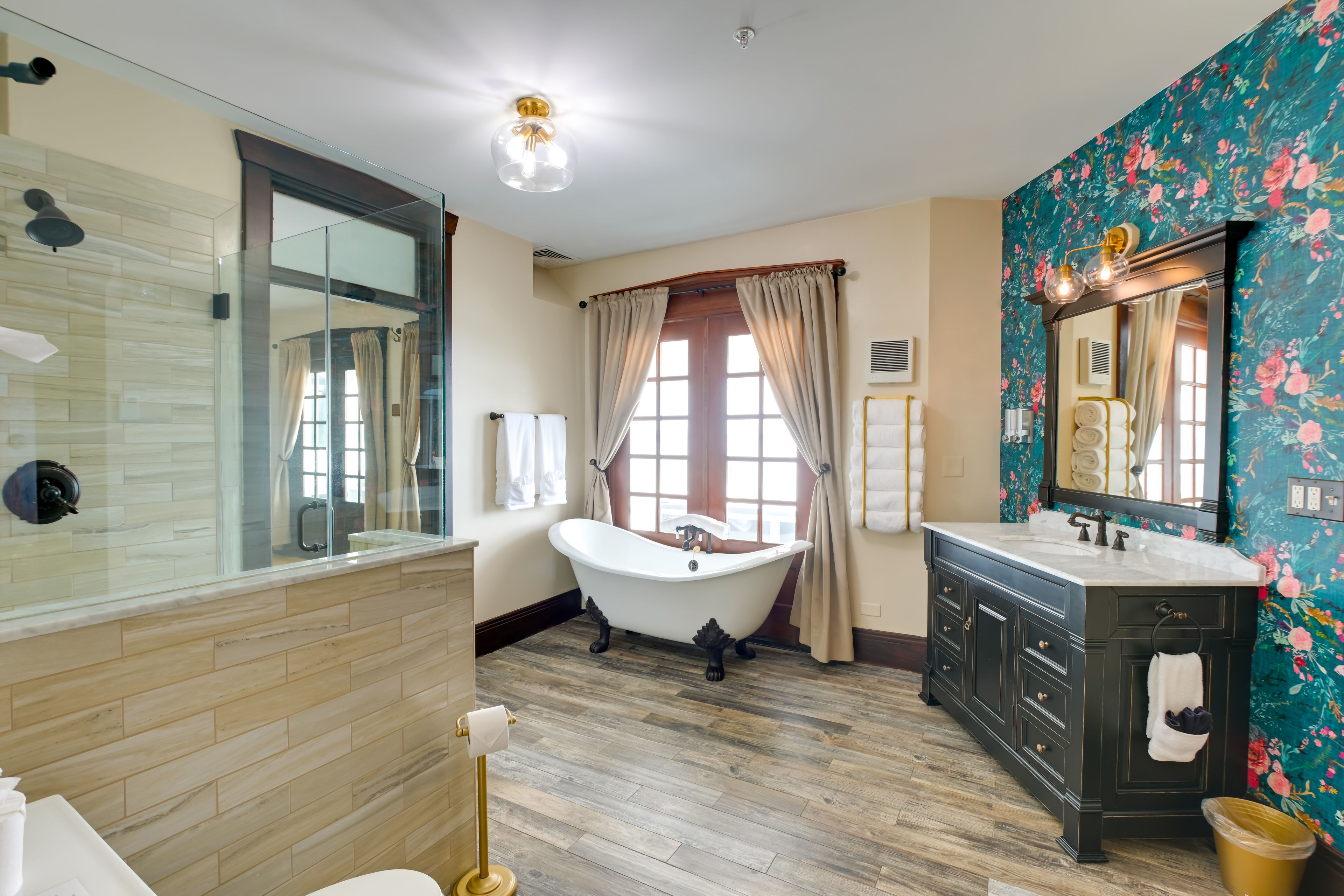 Full Bathroom | Complimentary Toiletries | 2nd Floor