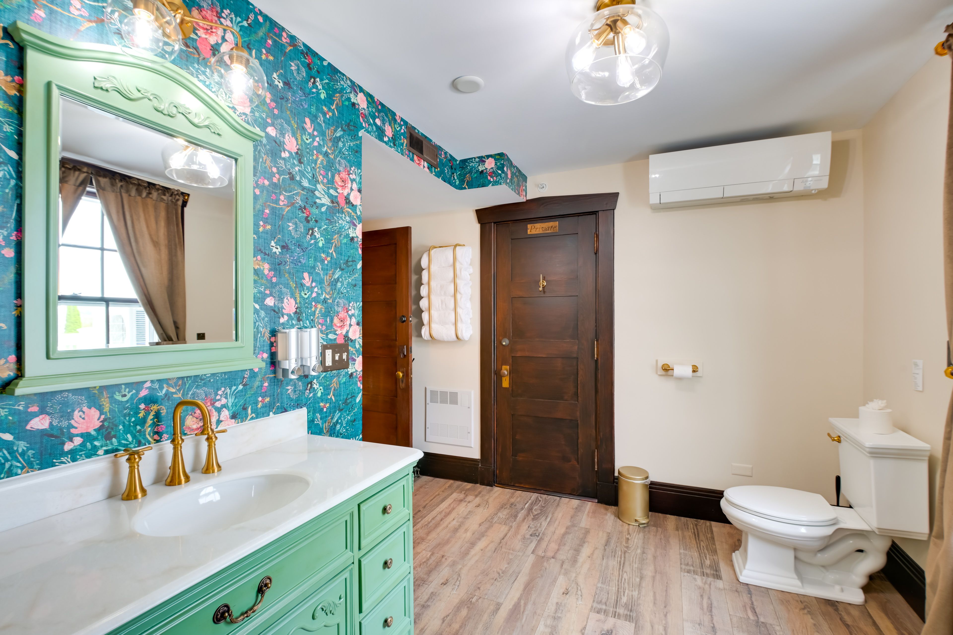 Full Bathroom | 2nd Floor