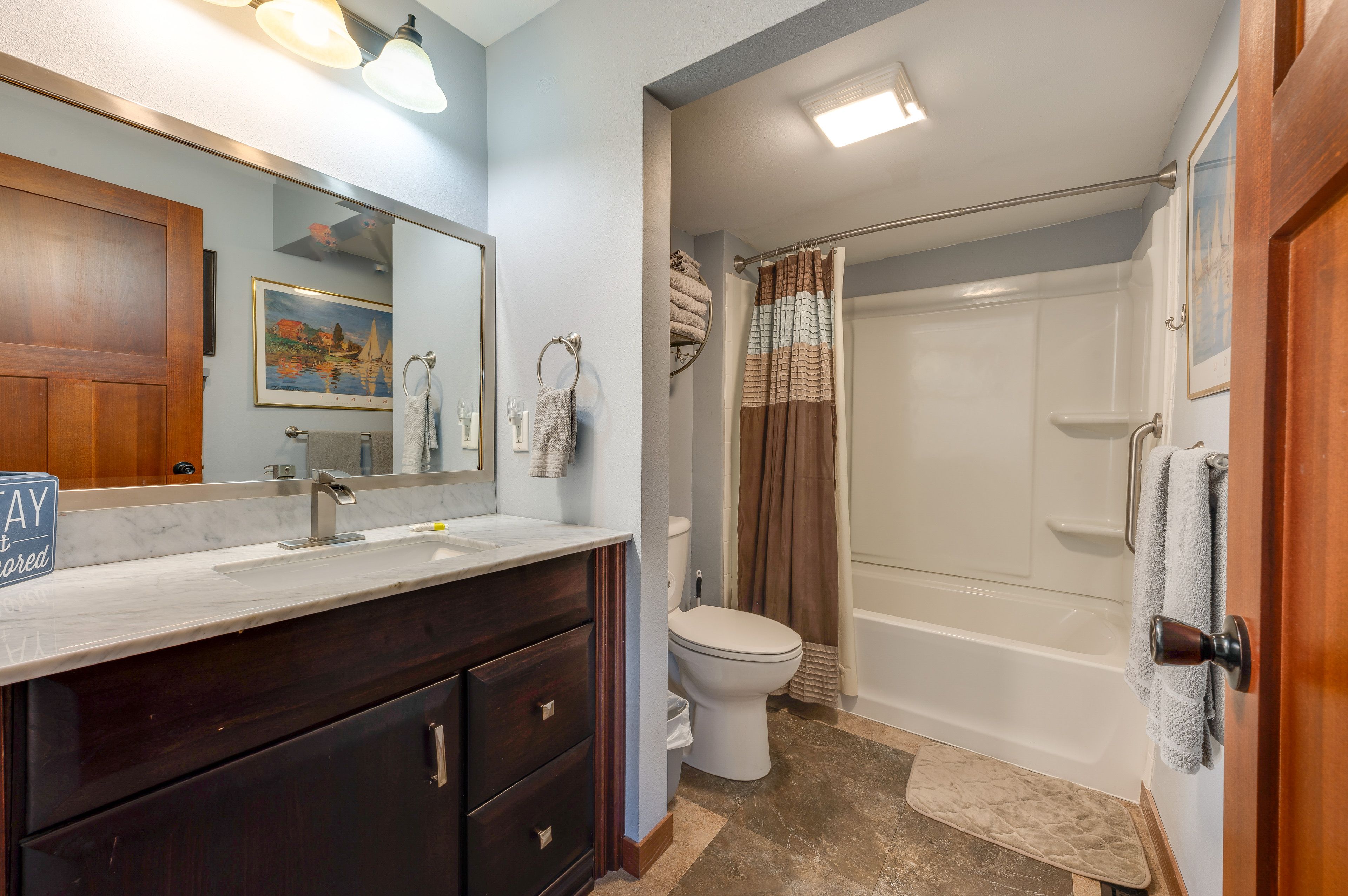 Bathroom | 1st Floor | Towels Provided