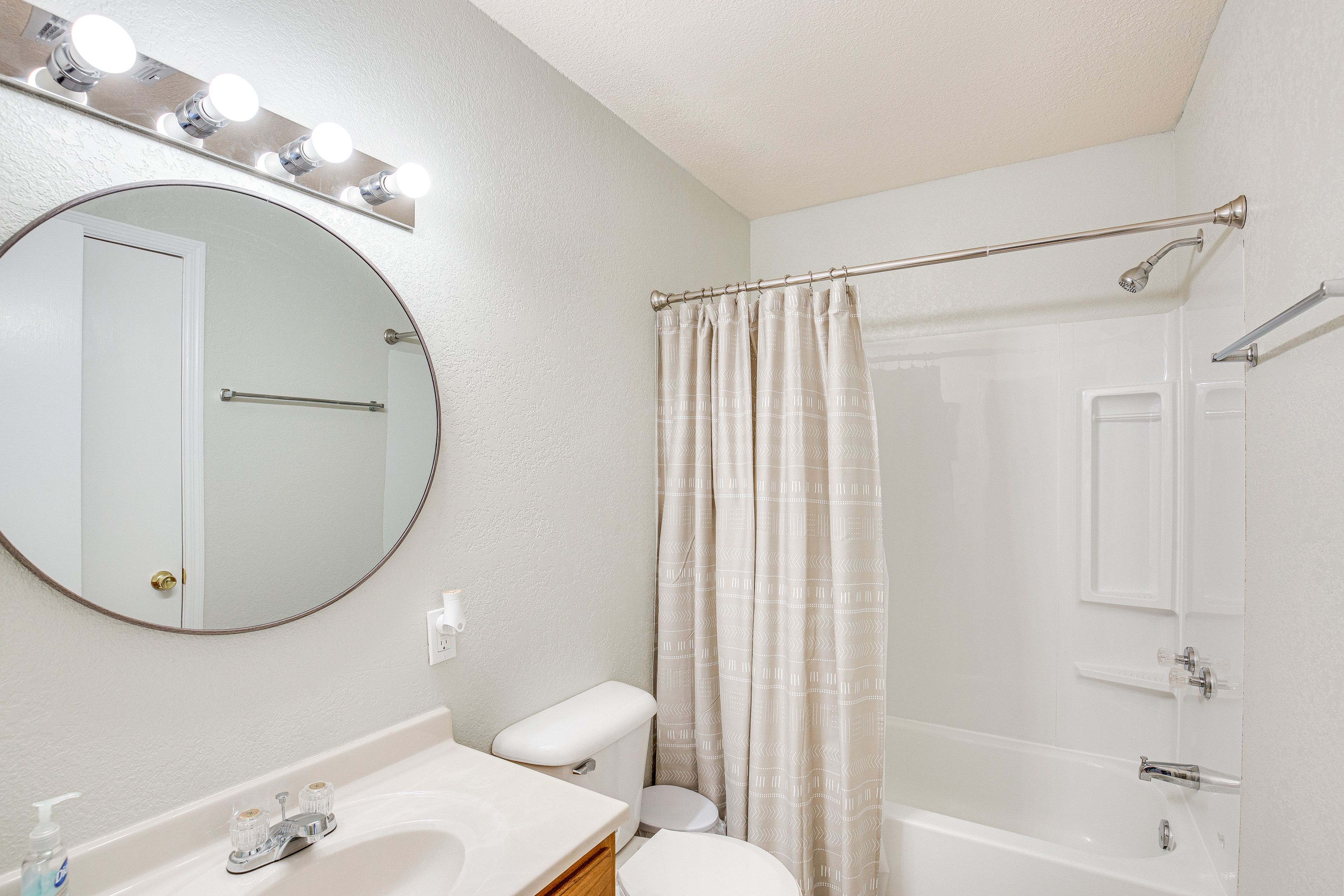 Full Bathroom | Towels Provided | Complimentary Toiletries