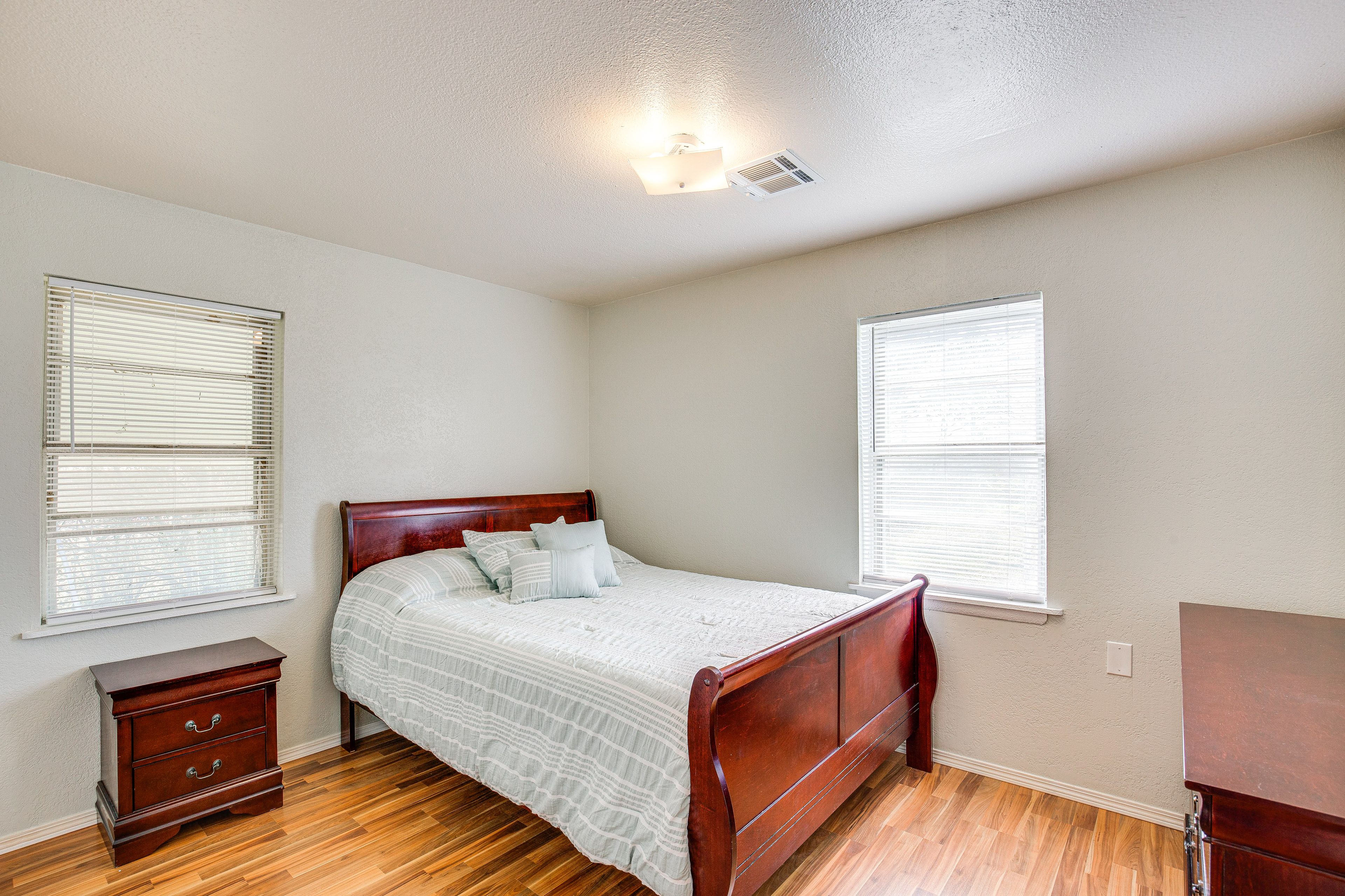 Bedroom 2 | Queen Bed