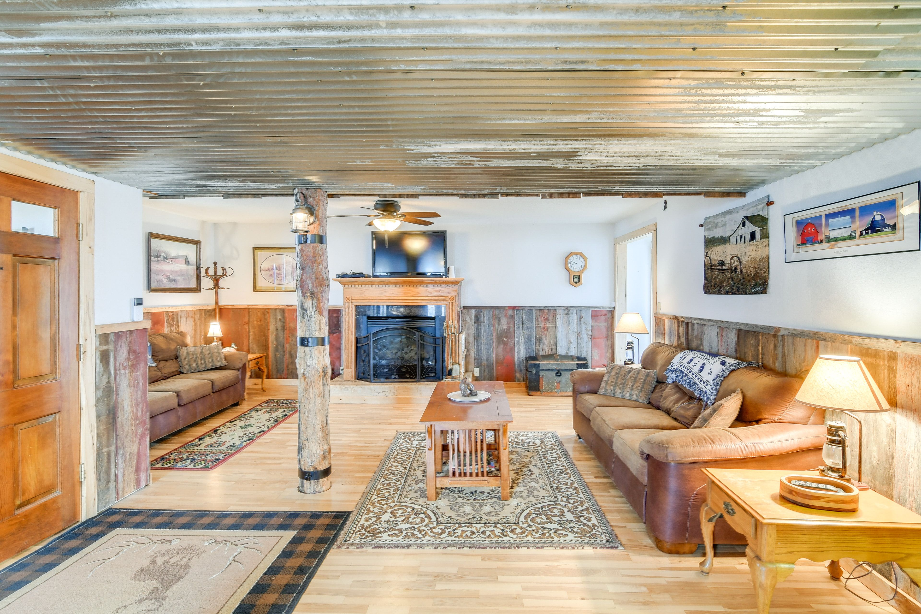 Living Room | Central Heating & A/C | 11 Mi to Three Mile Lake Beach