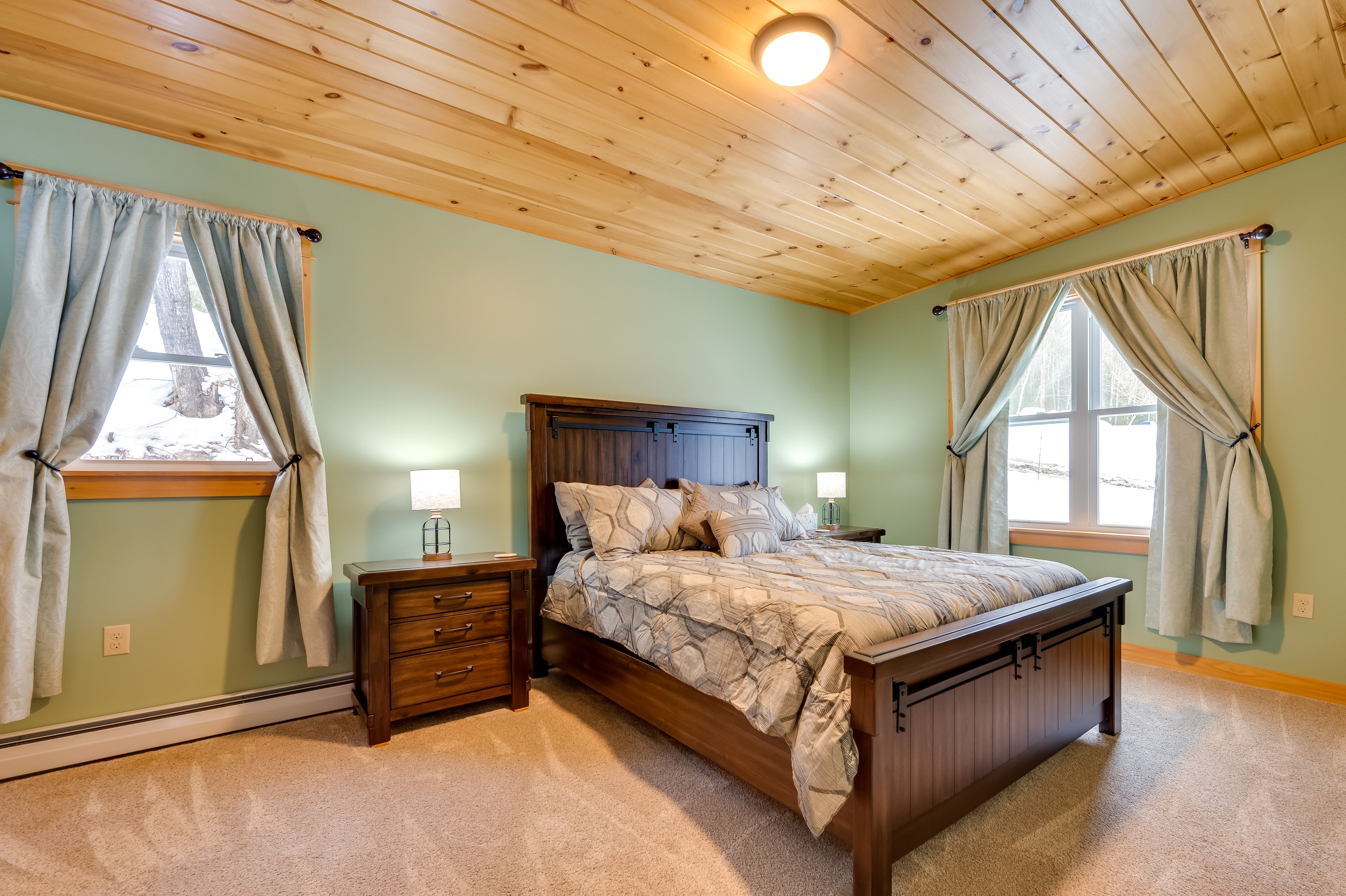 Bedroom 1 | Queen Bed | 1st Floor
