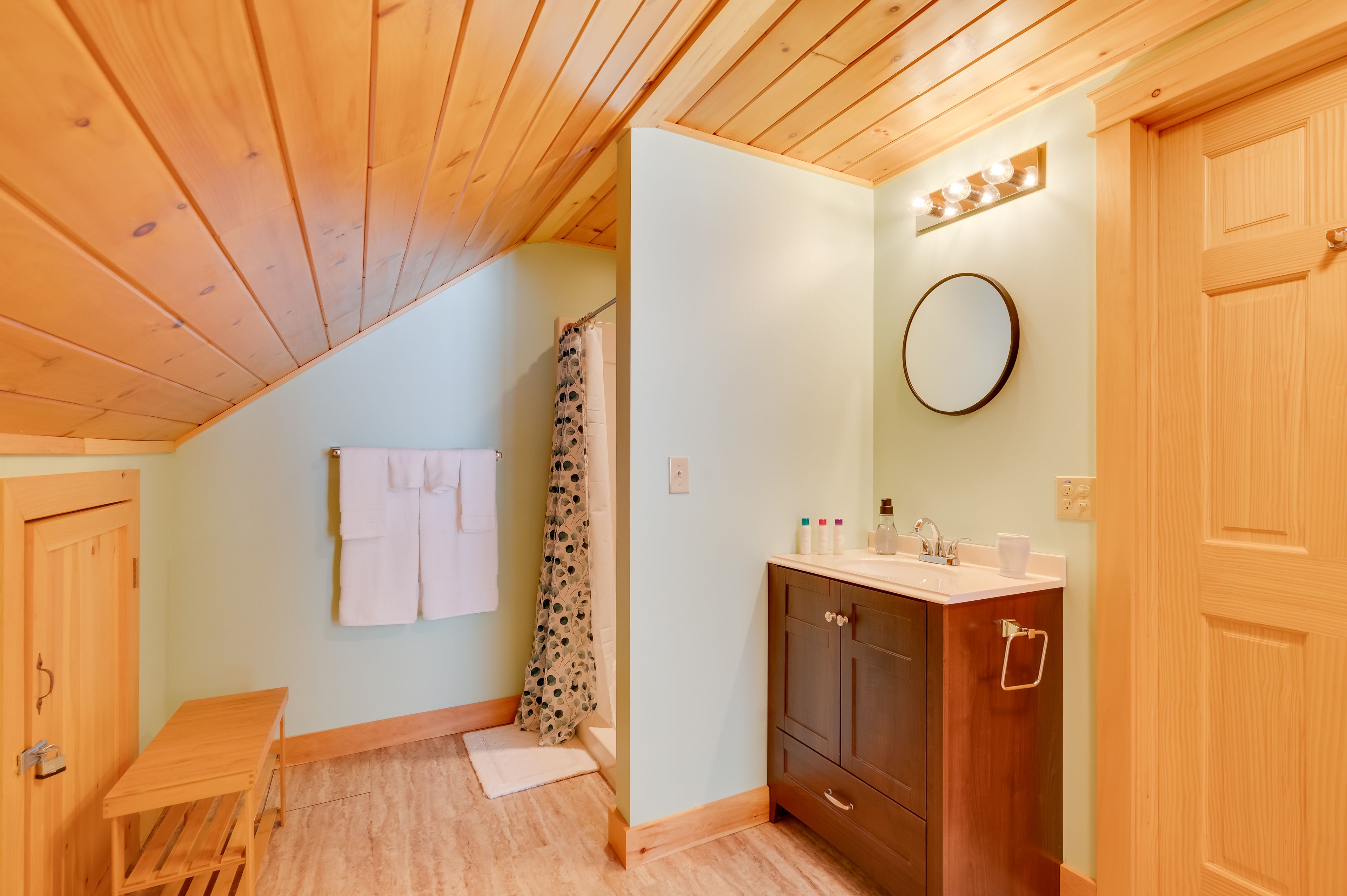 Full Bathroom | Towels Provided | 2nd Floor