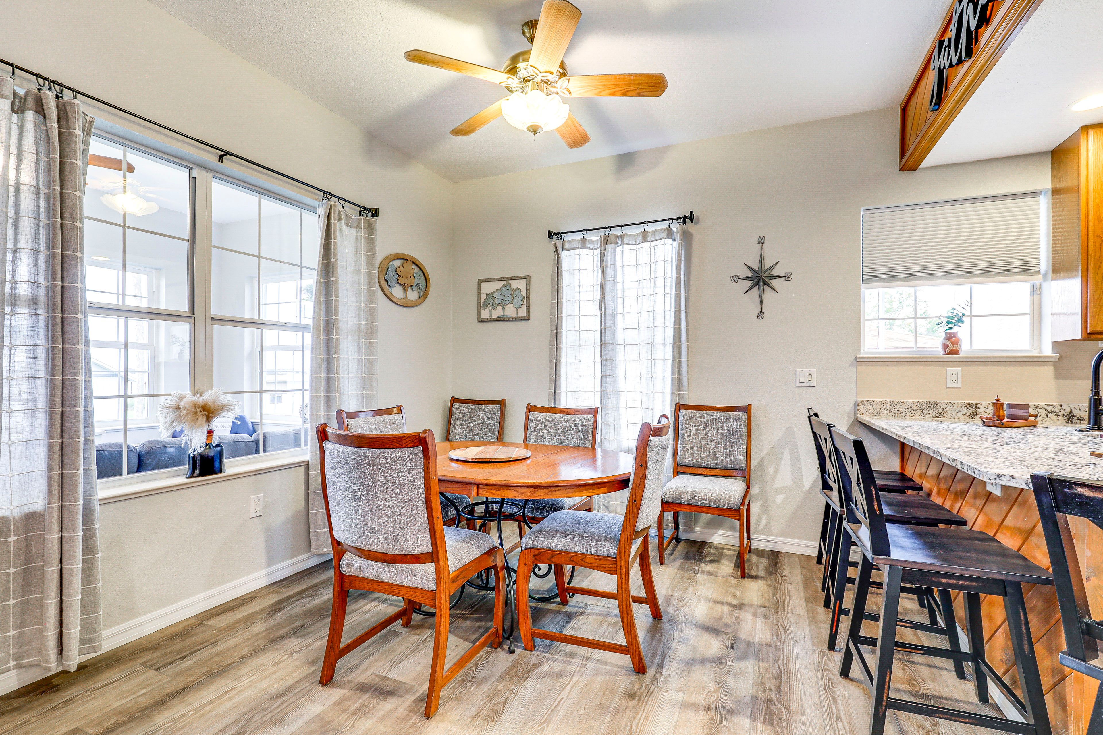Dining Area | Dishware & Flatware Provided