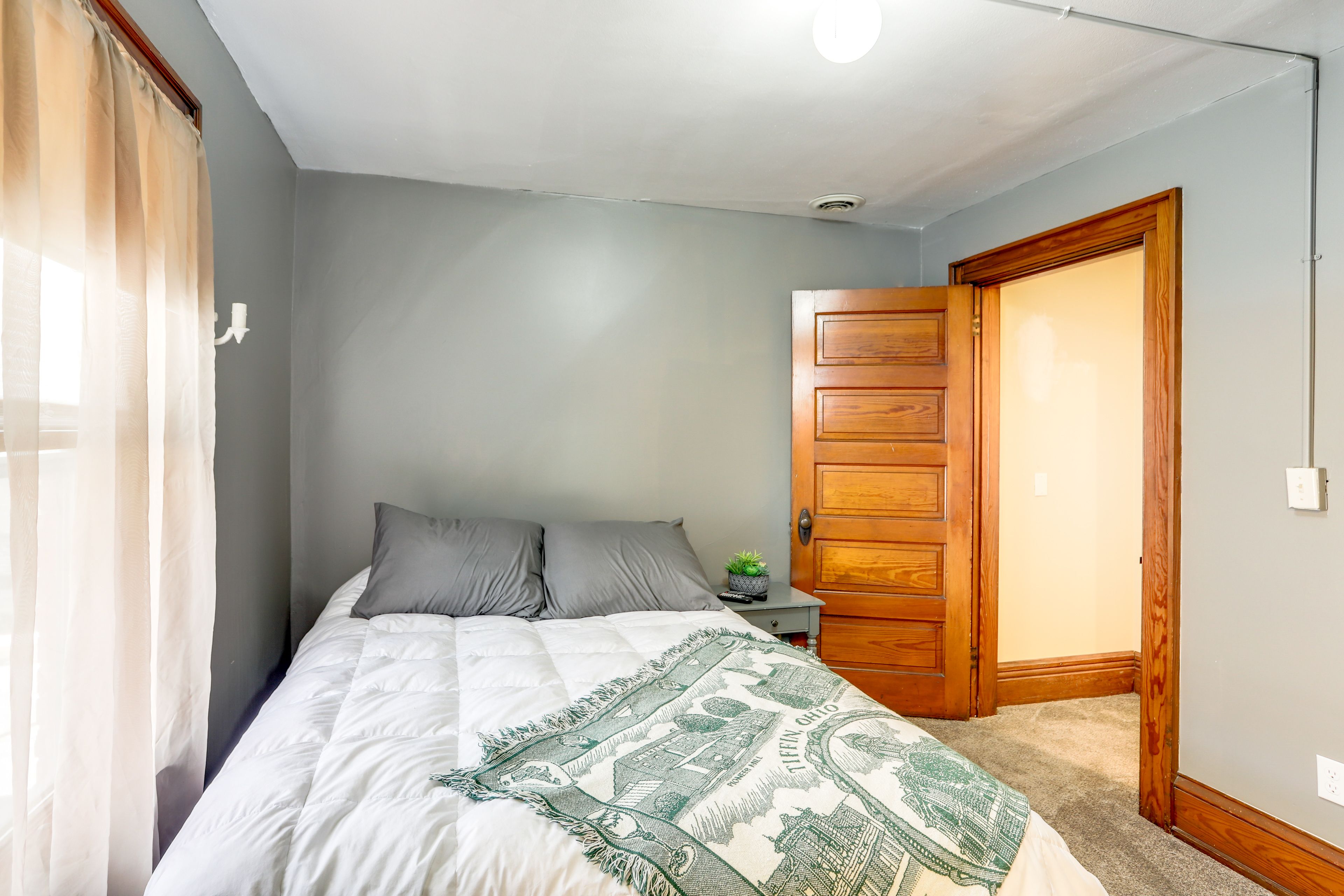 Bedroom | Queen Bed | Linens Provided