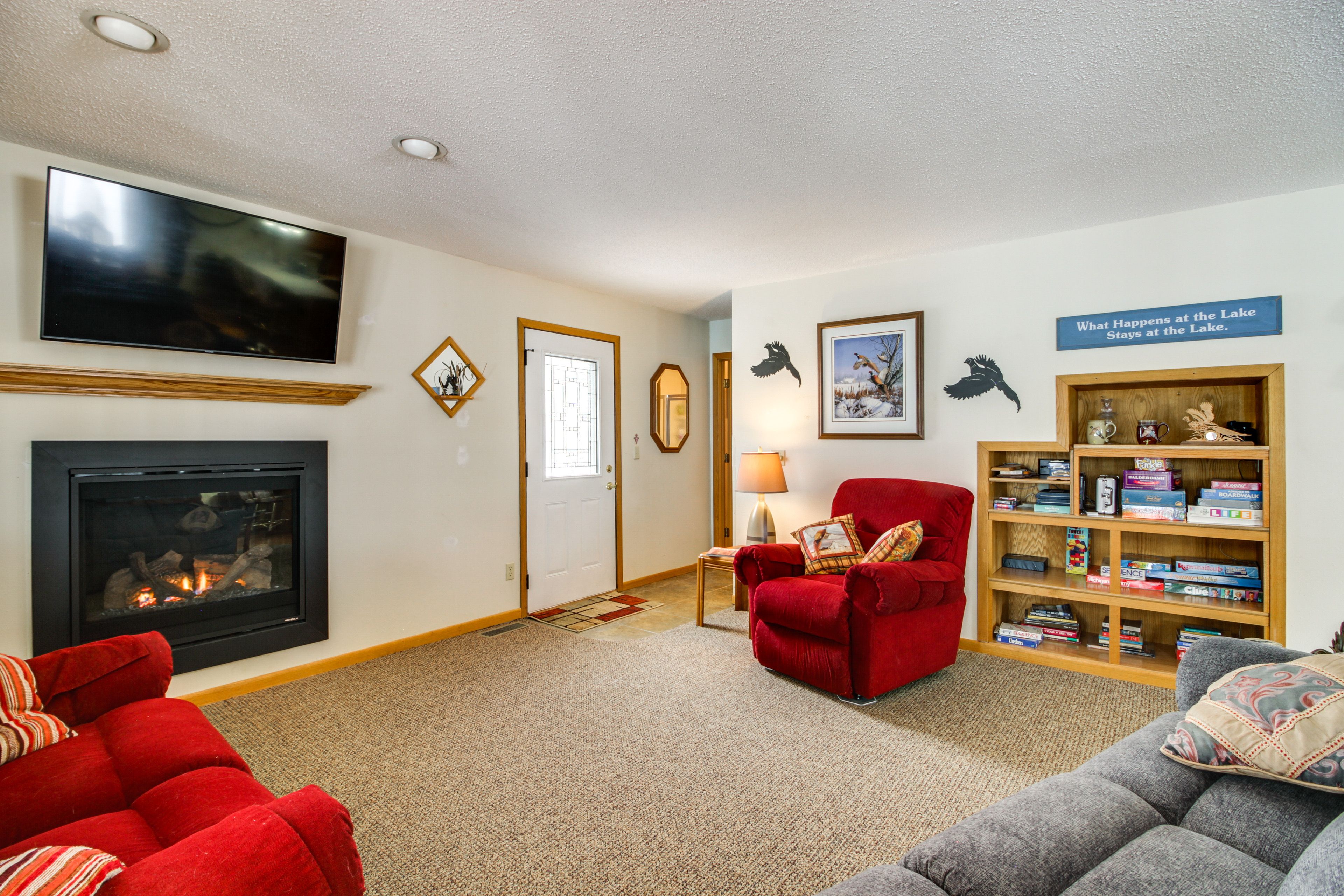 Living Room | 1st Floor | Smart TV | Free WiFi | Central A/C & Heating