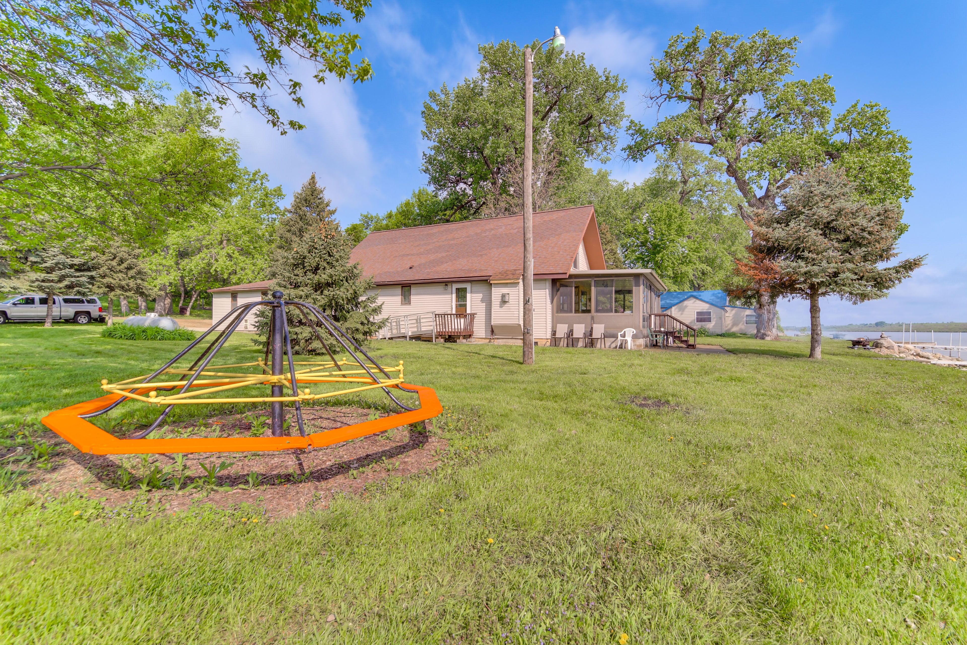 Backyard | Fire Pit (Wood Provided) | Gas Grill (Propane Provided) | 2 Kayaks