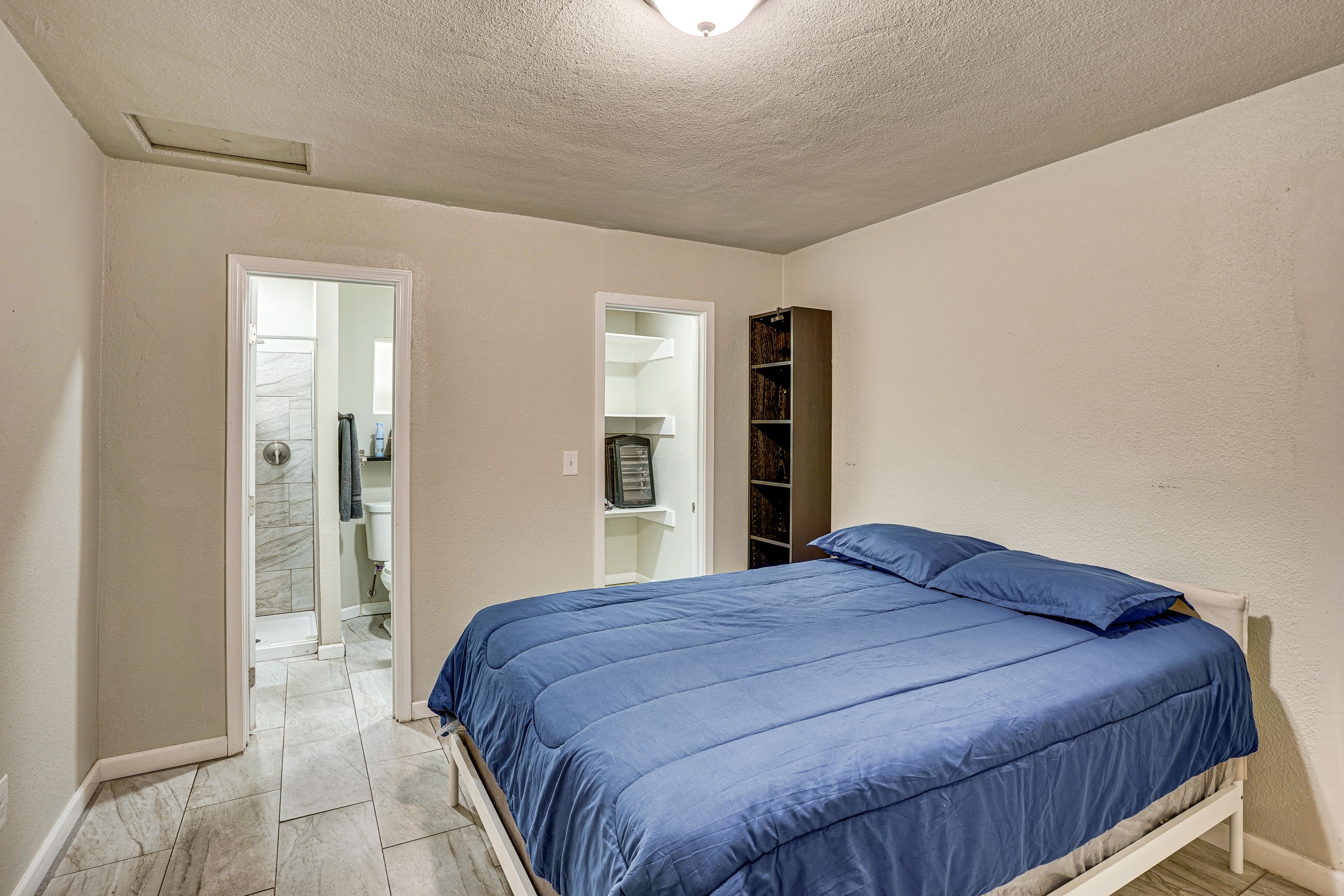 Bedroom 1 | Queen Bed