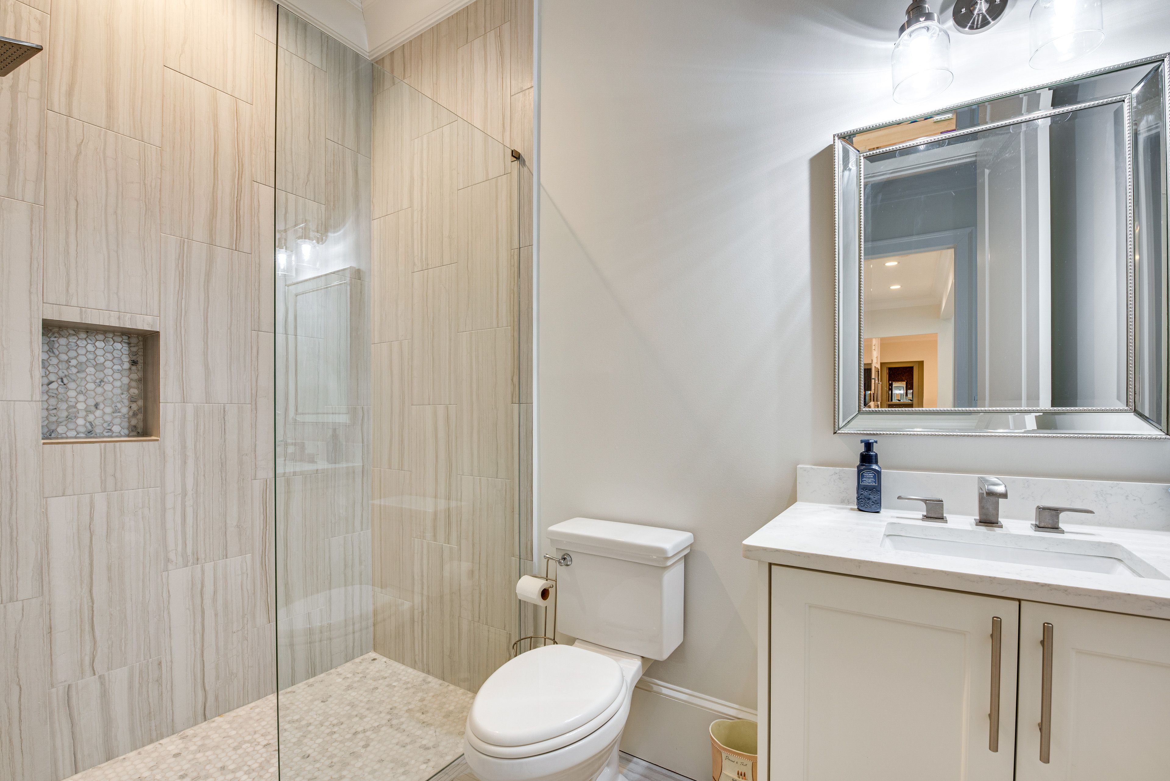 Full Bathroom | 1st Floor | Towels Provided | Complimentary Toiletries
